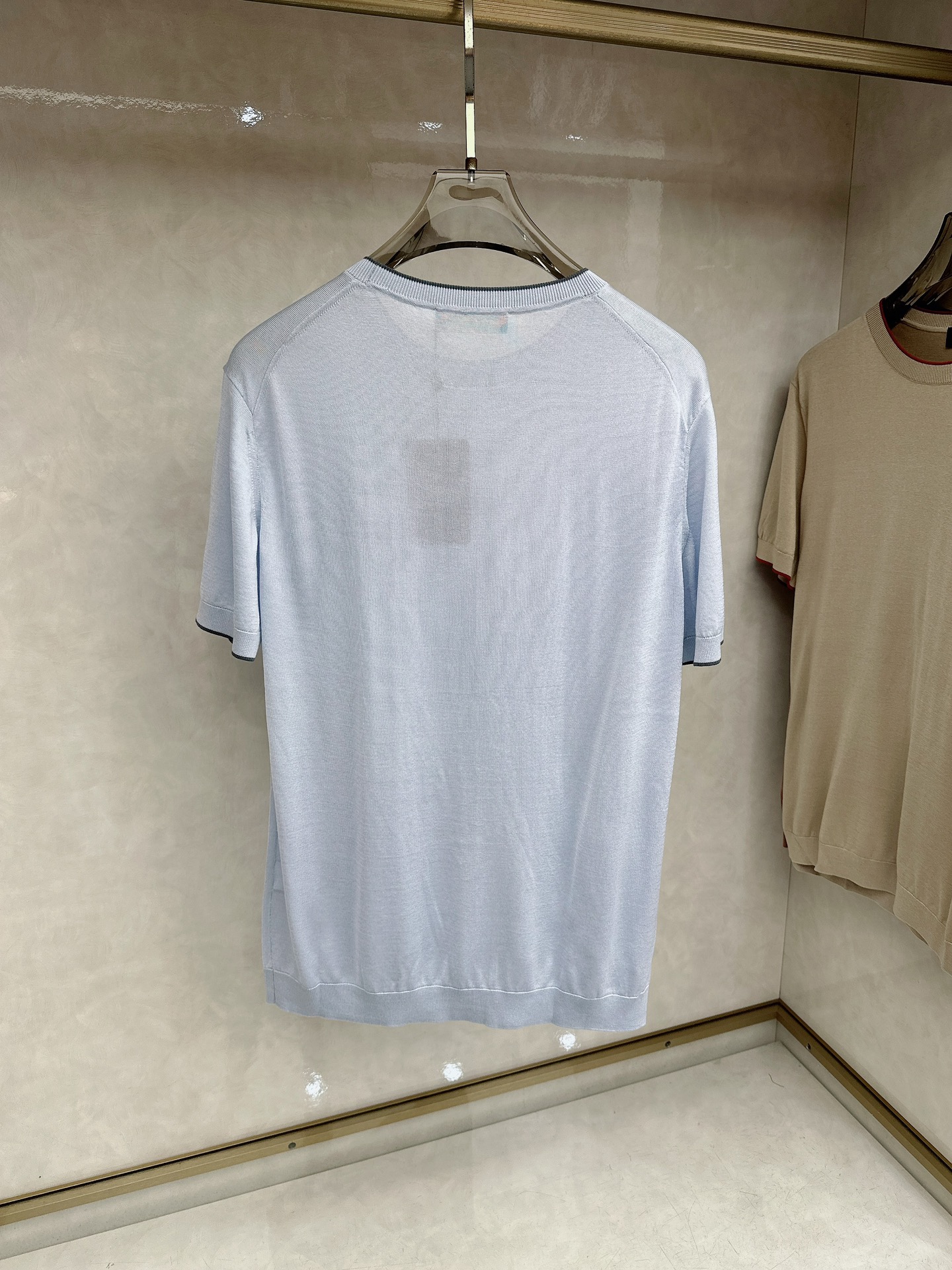 Loro piana 新款针织圆领短袖，意大利工艺镌刻的优雅时尚，优质的材质是时尚的基石。这款衫选用了意