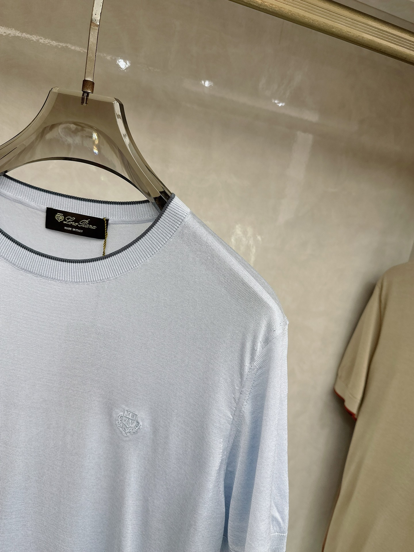 Loro piana 新款针织圆领短袖，意大利工艺镌刻的优雅时尚，优质的材质是时尚的基石。这款衫选用了意