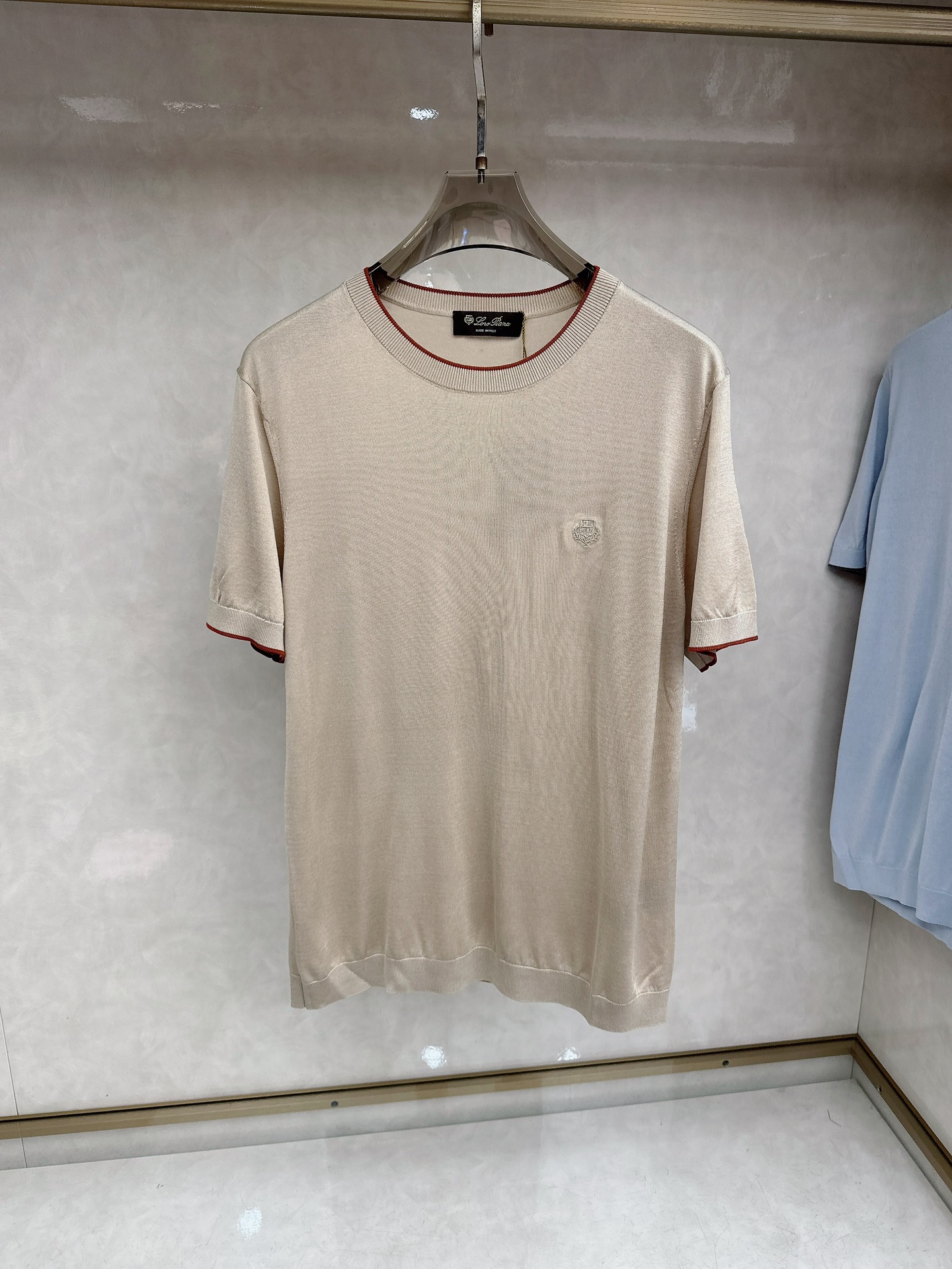 Loro piana 新款针织圆领短袖，意大利工艺镌刻的优雅时尚，优质的材质是时尚的基石。这款衫选用了意