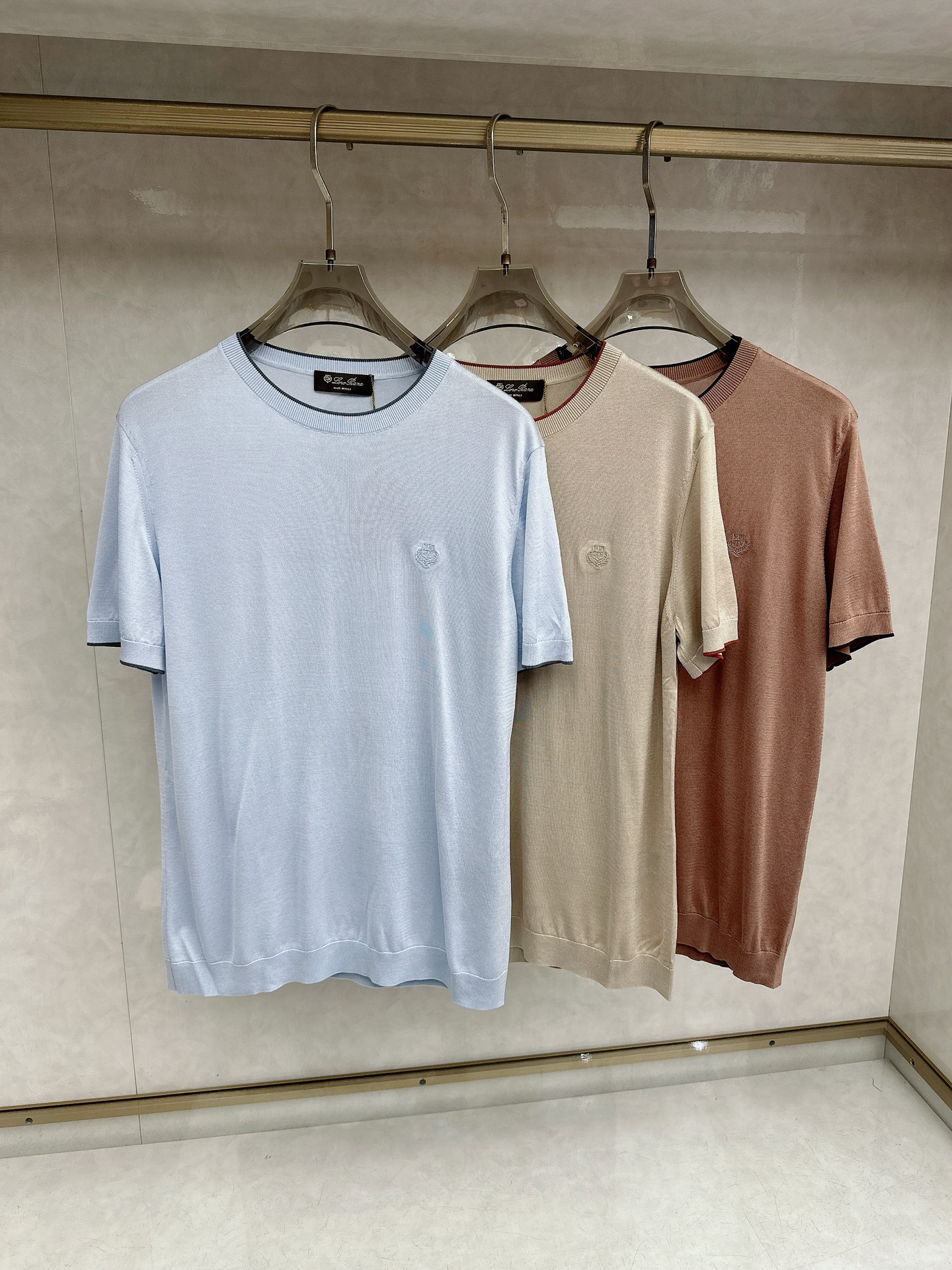 Loro piana 新款针织圆领短袖，意大利工艺镌刻的优雅时尚，优质的材质是时尚的基石。这款衫选用了意