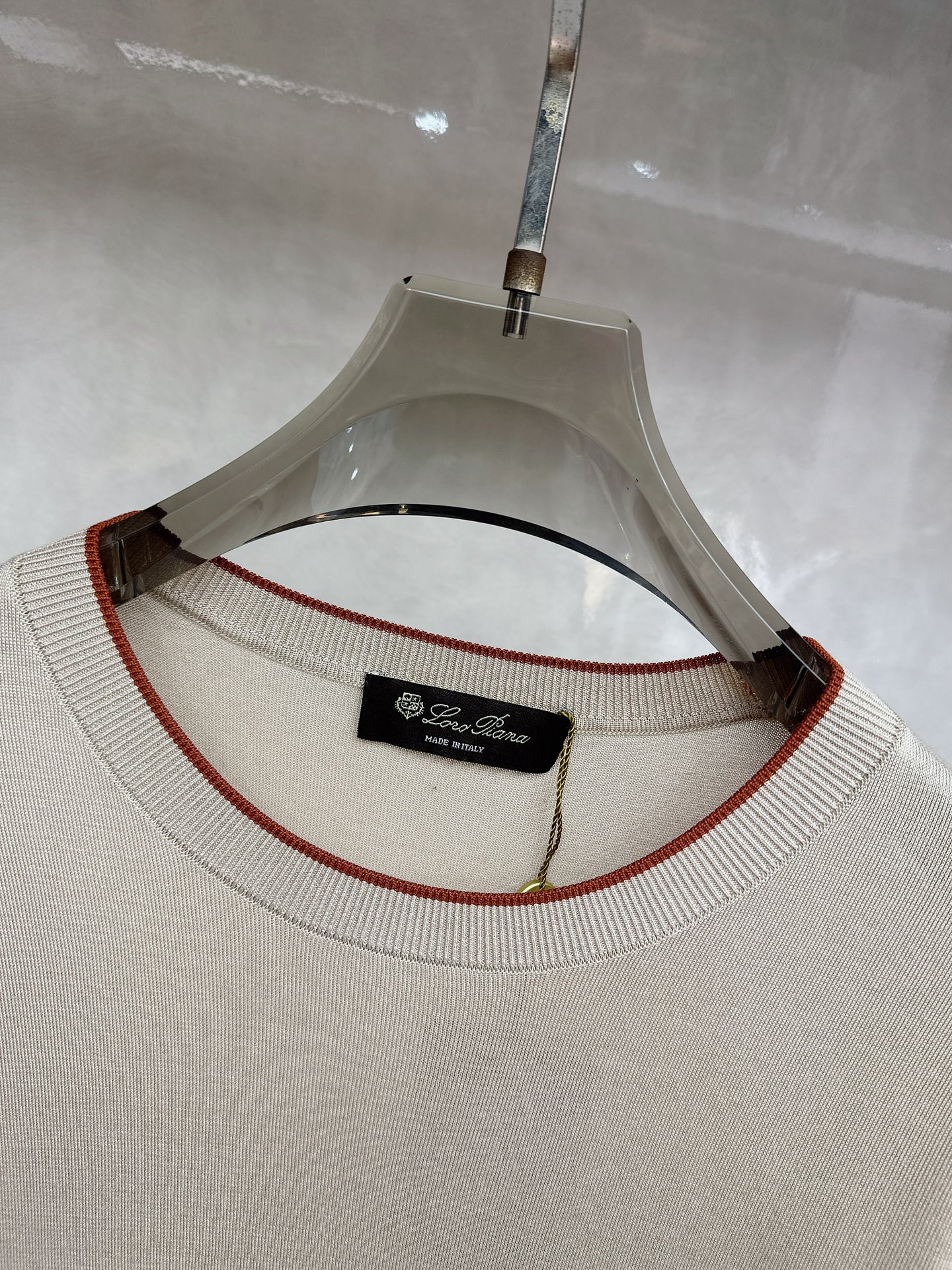 Loro piana 新款针织圆领短袖，意大利工艺镌刻的优雅时尚，优质的材质是时尚的基石。这款衫选用了意