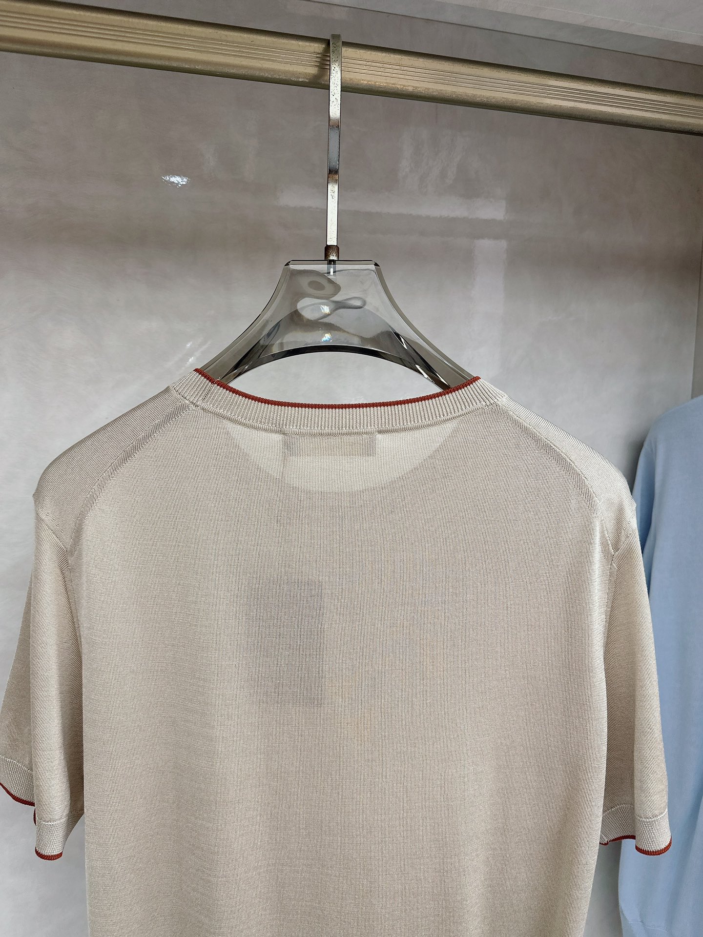 Loro piana 新款针织圆领短袖，意大利工艺镌刻的优雅时尚，优质的材质是时尚的基石。这款衫选用了意