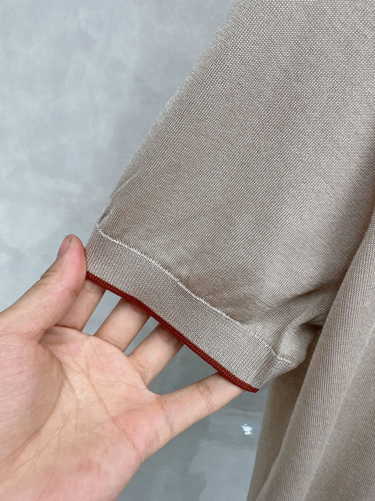 Loro piana 新款针织圆领短袖，意大利工艺镌刻的优雅时尚，优质的材质是时尚的基石。这款衫选用了意