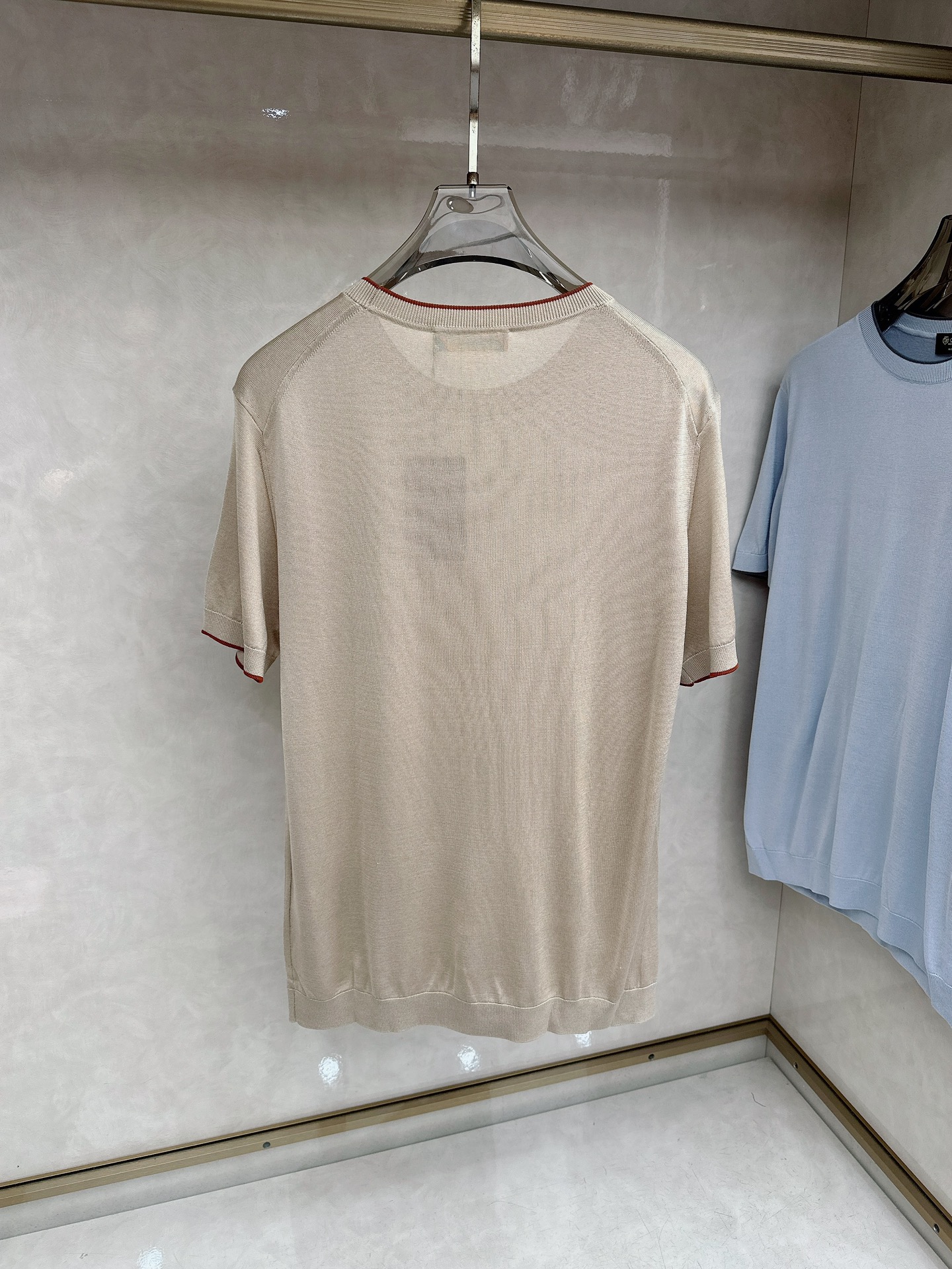 Loro piana 新款针织圆领短袖，意大利工艺镌刻的优雅时尚，优质的材质是时尚的基石。这款衫选用了意