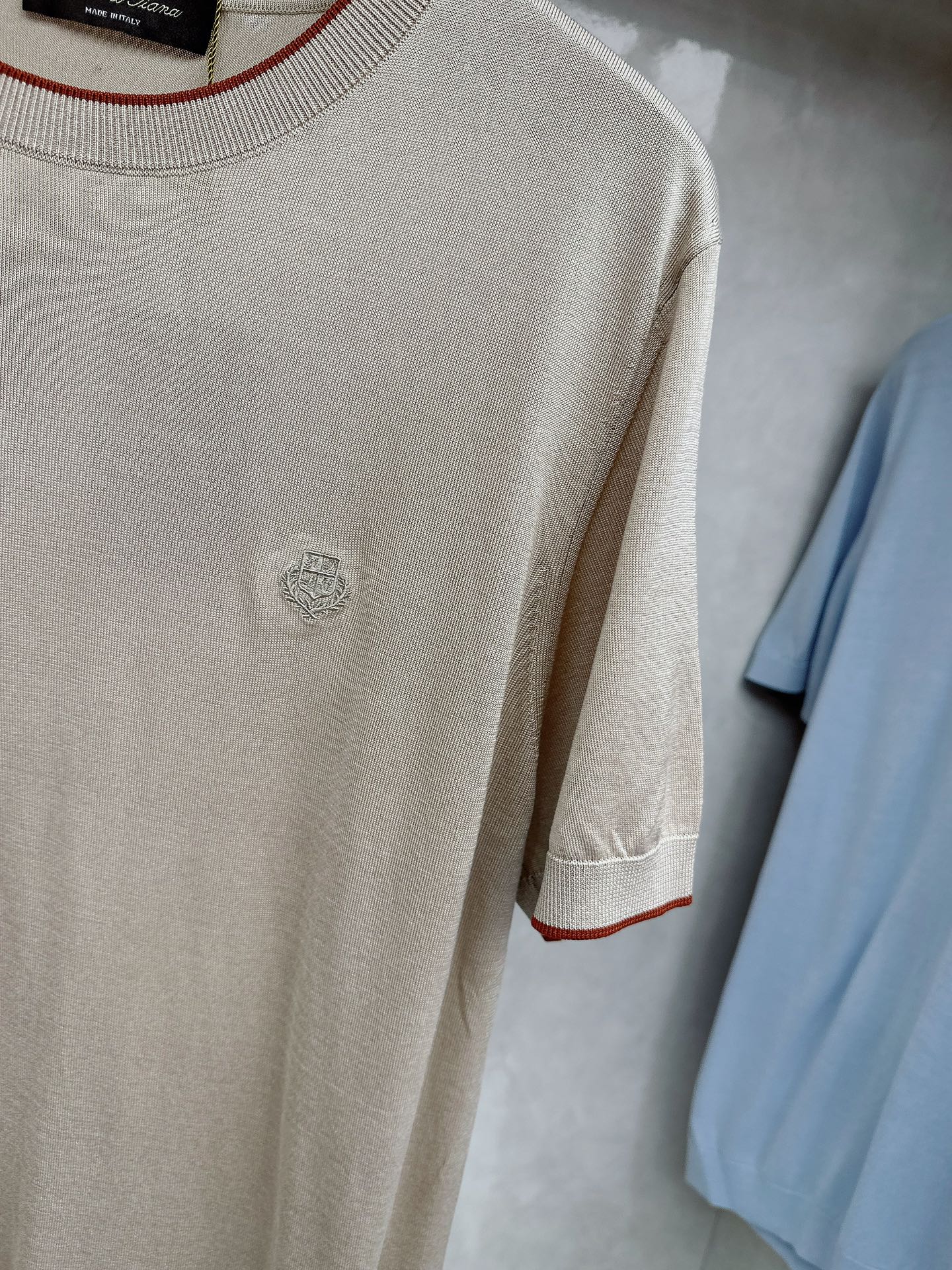 Loro piana 新款针织圆领短袖，意大利工艺镌刻的优雅时尚，优质的材质是时尚的基石。这款衫选用了意