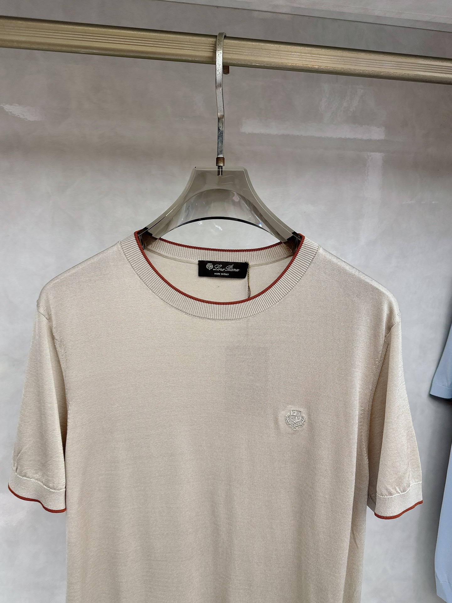 Loro piana 新款针织圆领短袖，意大利工艺镌刻的优雅时尚，优质的材质是时尚的基石。这款衫选用了意