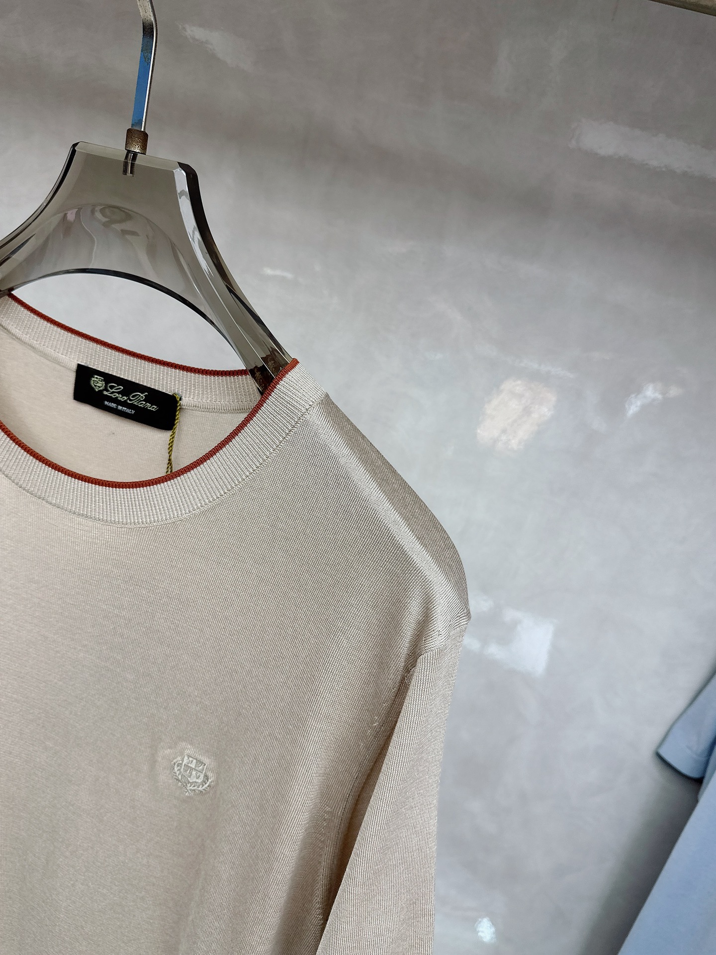 Loro piana 新款针织圆领短袖，意大利工艺镌刻的优雅时尚，优质的材质是时尚的基石。这款衫选用了意