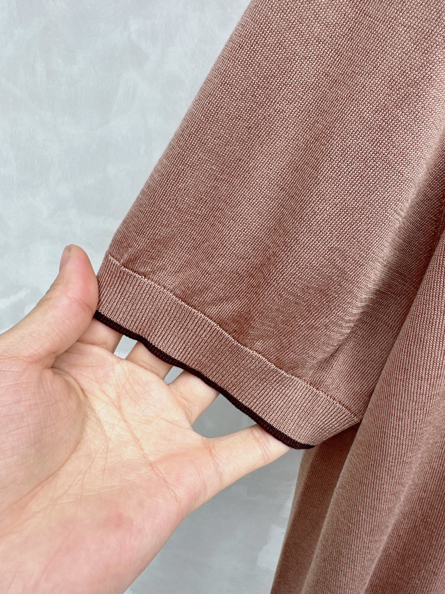 Loro piana 新款针织圆领短袖，意大利工艺镌刻的优雅时尚，优质的材质是时尚的基石。这款衫选用了意