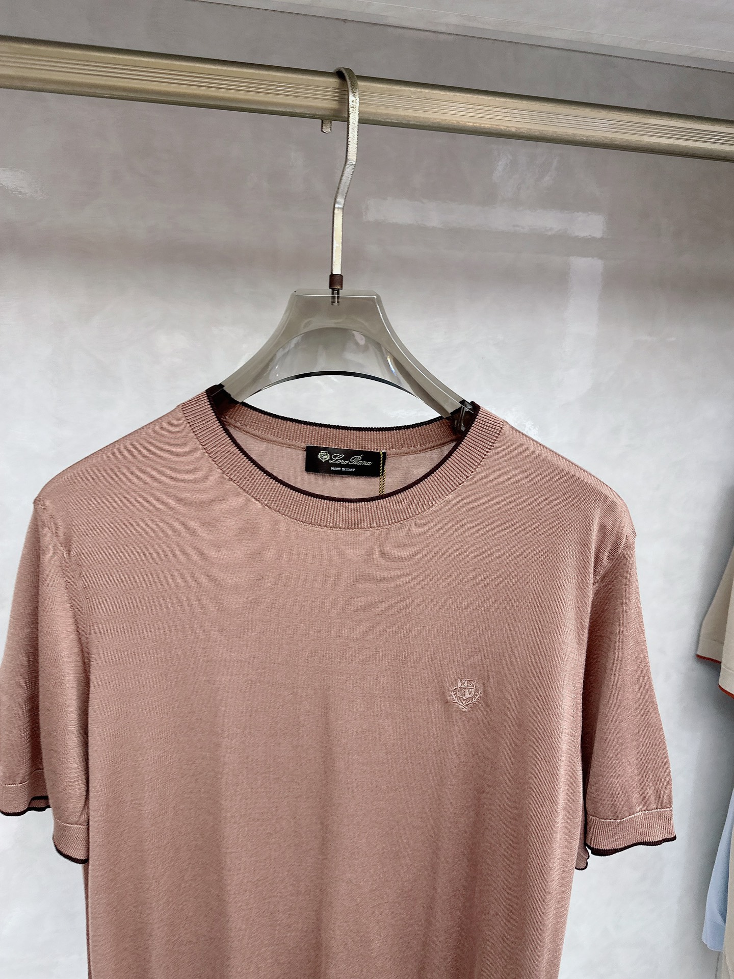 Loro piana 新款针织圆领短袖，意大利工艺镌刻的优雅时尚，优质的材质是时尚的基石。这款衫选用了意