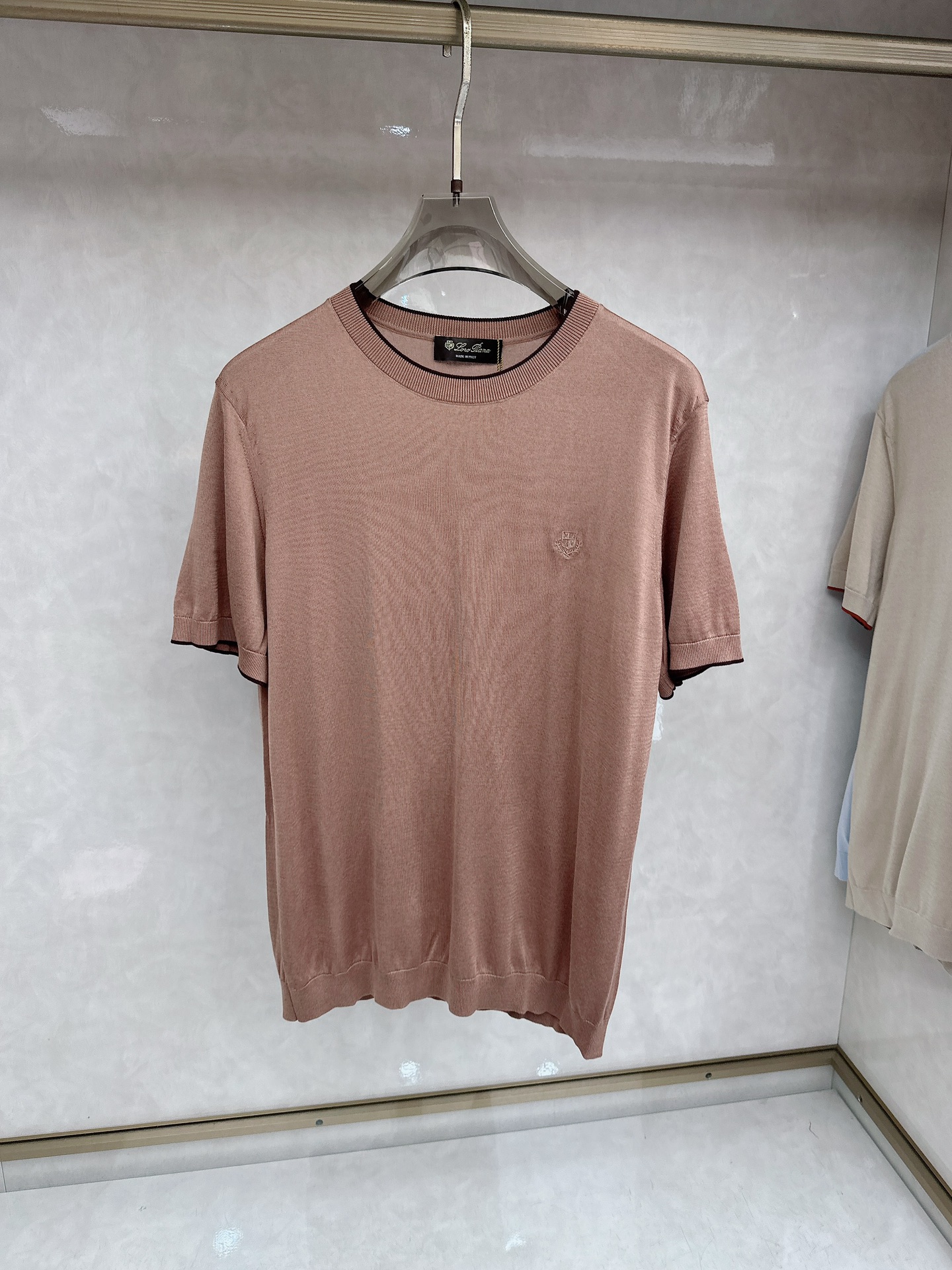Loro piana 新款针织圆领短袖，意大利工艺镌刻的优雅时尚，优质的材质是时尚的基石。这款衫选用了意