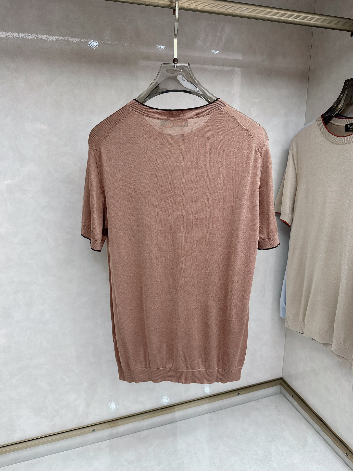 Loro piana 新款针织圆领短袖，意大利工艺镌刻的优雅时尚，优质的材质是时尚的基石。这款衫选用了意