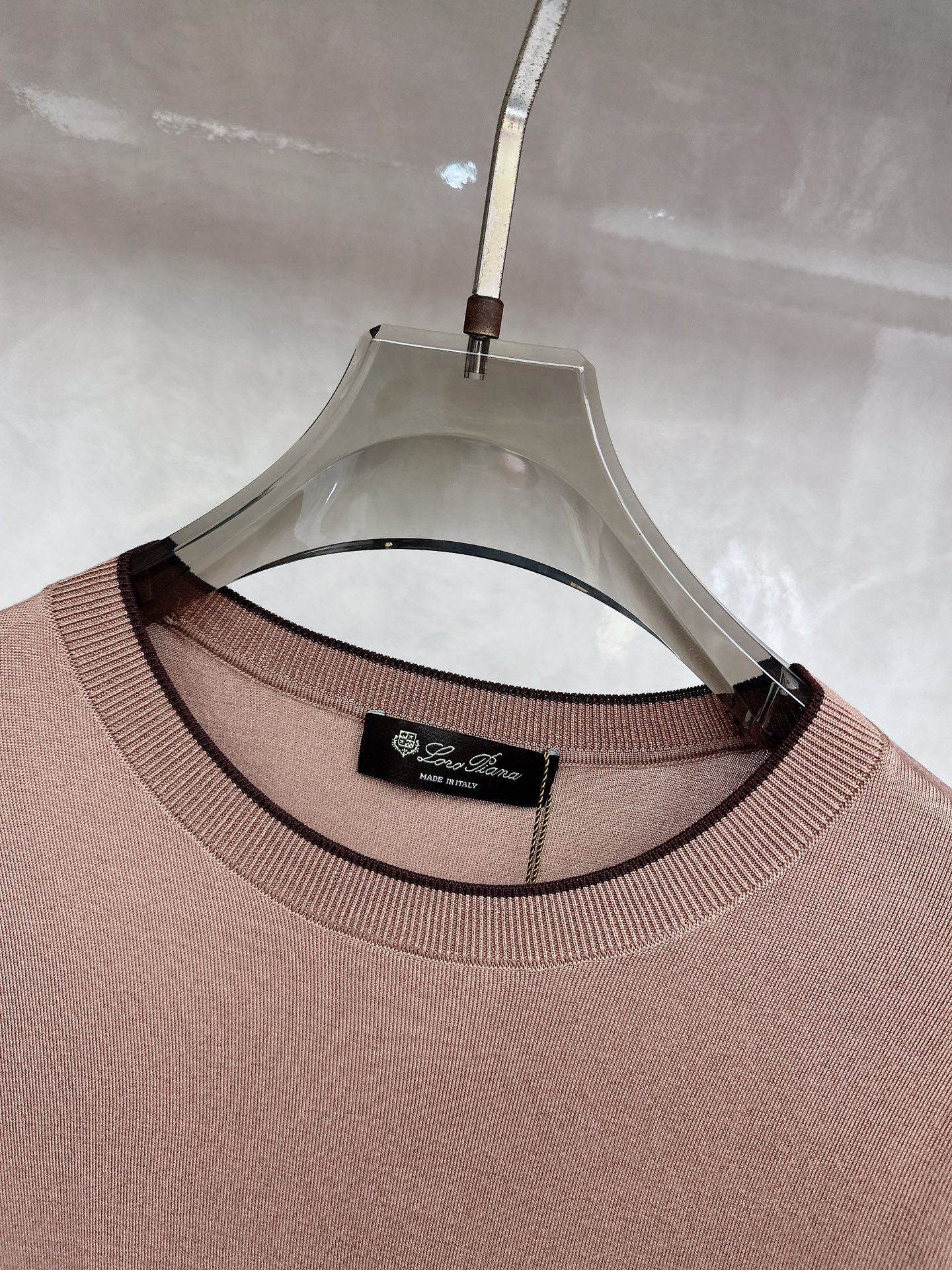 Loro piana 新款针织圆领短袖，意大利工艺镌刻的优雅时尚，优质的材质是时尚的基石。这款衫选用了意
