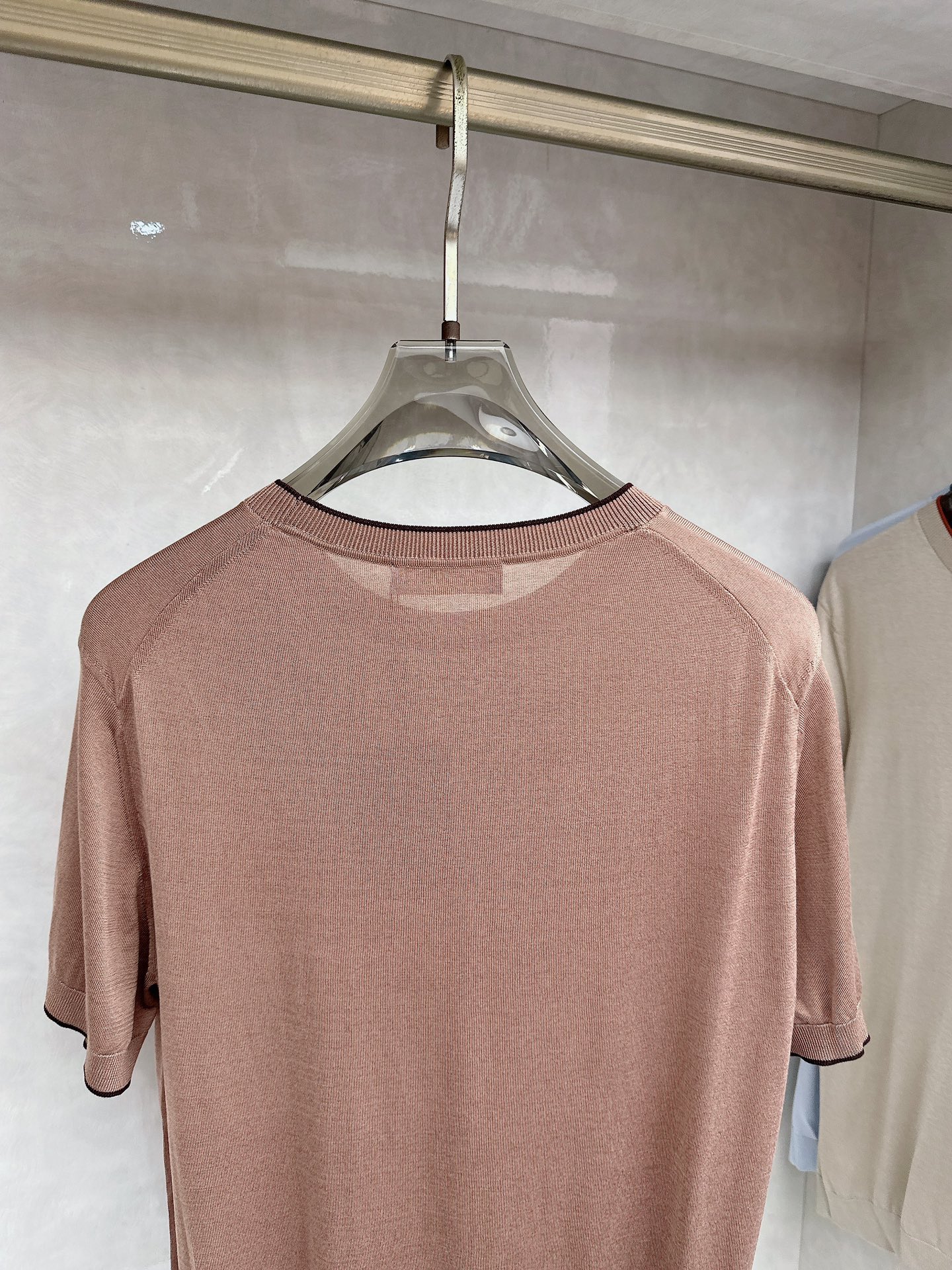 Loro piana 新款针织圆领短袖，意大利工艺镌刻的优雅时尚，优质的材质是时尚的基石。这款衫选用了意