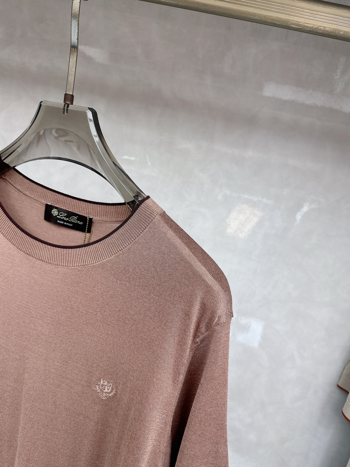 Loro piana 新款针织圆领短袖，意大利工艺镌刻的优雅时尚，优质的材质是时尚的基石。这款衫选用了意