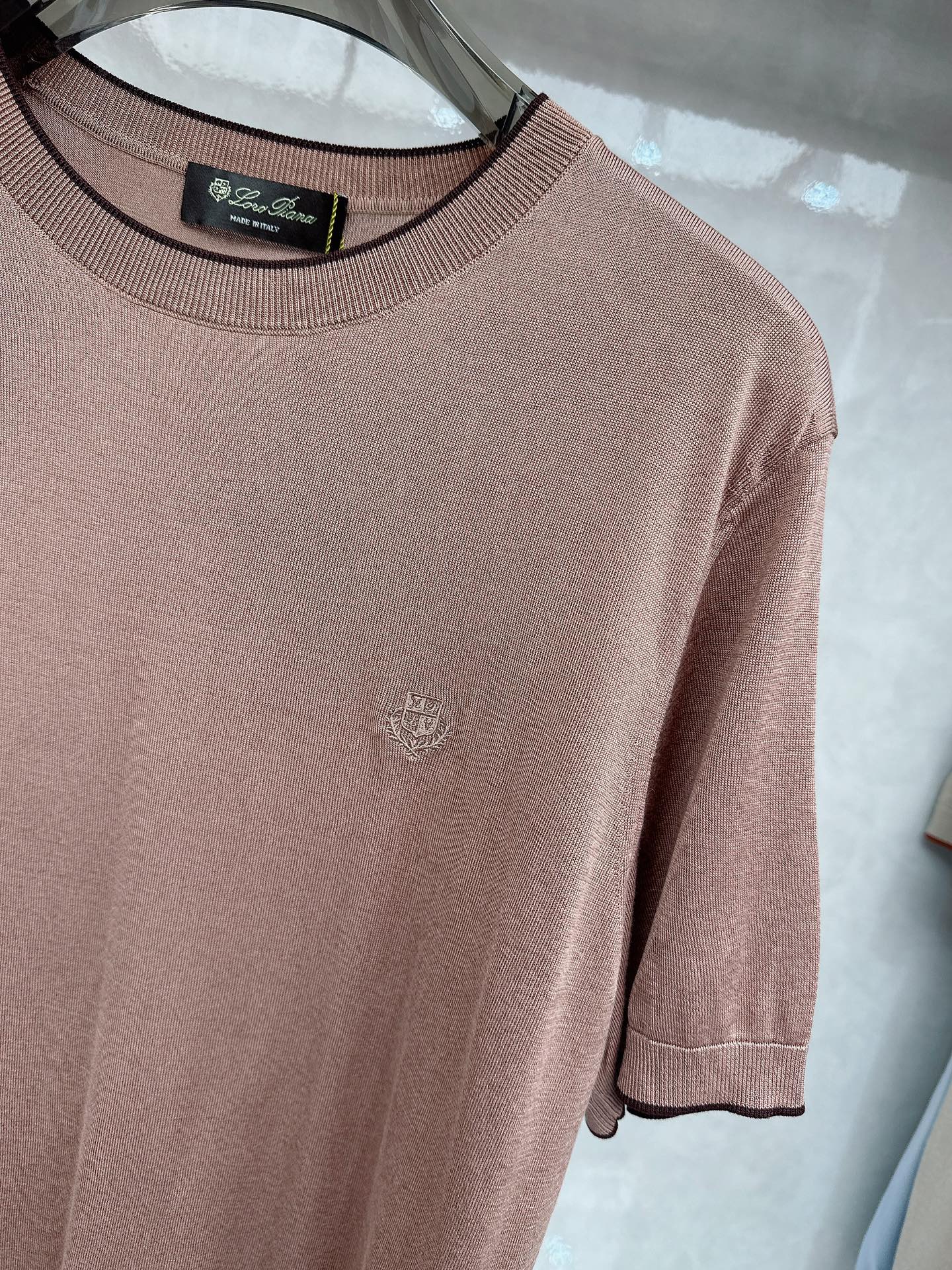 Loro piana 新款针织圆领短袖，意大利工艺镌刻的优雅时尚，优质的材质是时尚的基石。这款衫选用了意