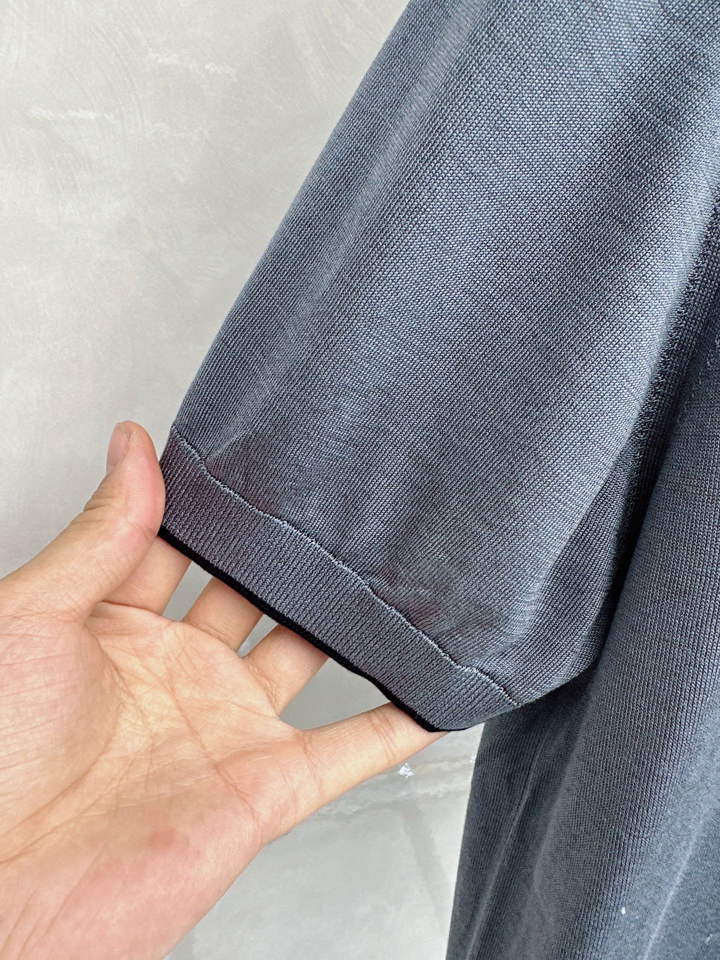 Loro piana 新款针织圆领短袖，意大利工艺镌刻的优雅时尚，优质的材质是时尚的基石。这款衫选用了意