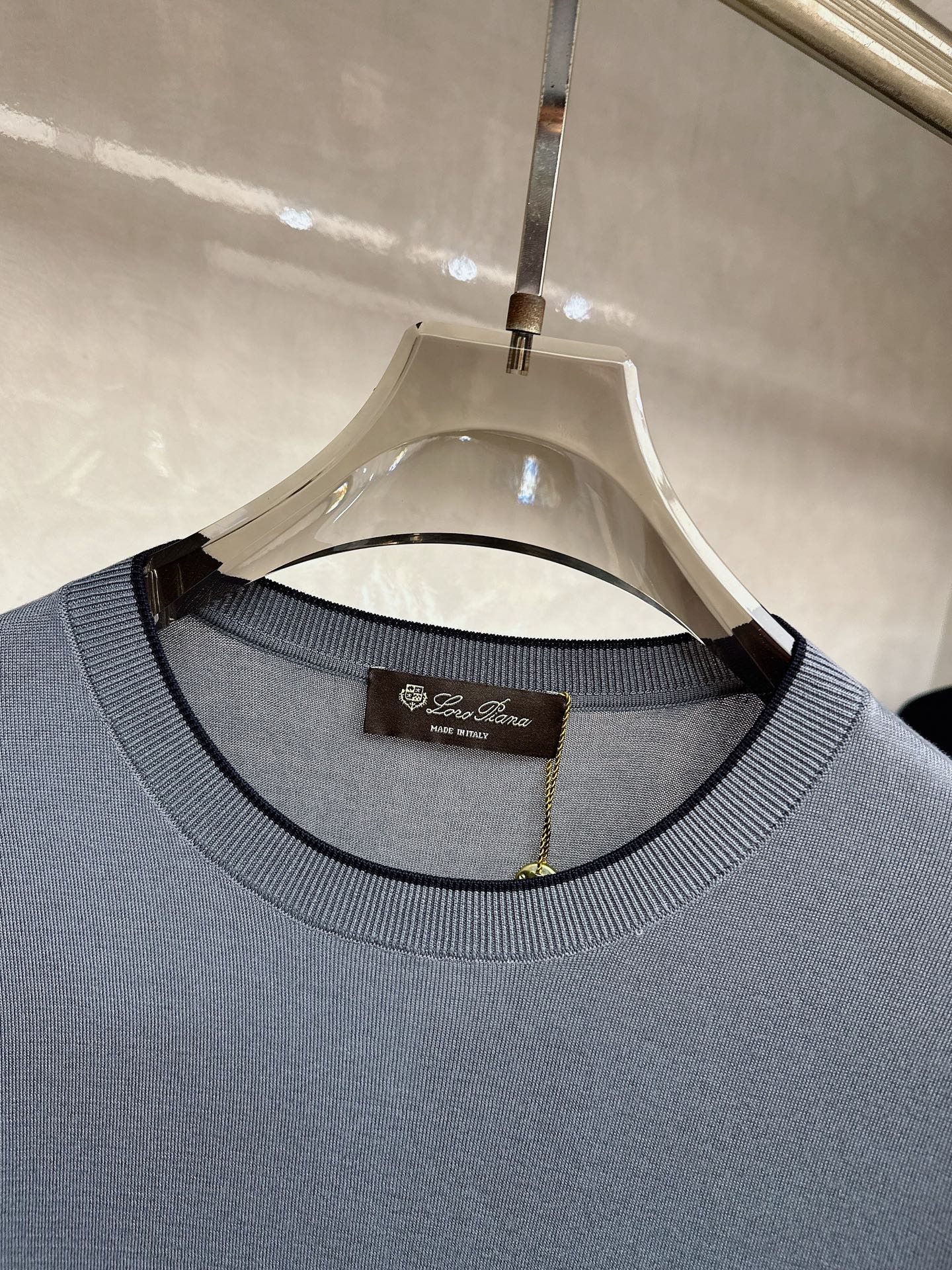 Loro piana 新款针织圆领短袖，意大利工艺镌刻的优雅时尚，优质的材质是时尚的基石。这款衫选用了意