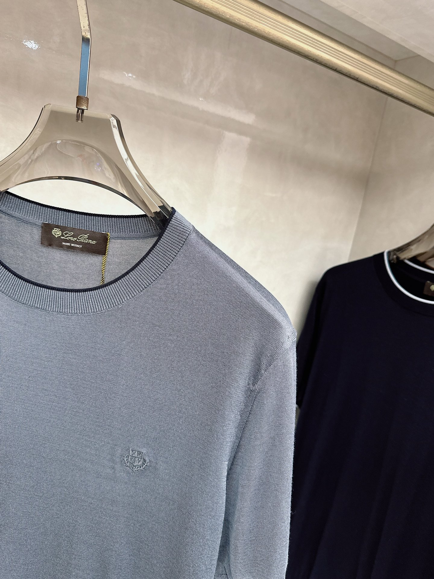 Loro piana 新款针织圆领短袖，意大利工艺镌刻的优雅时尚，优质的材质是时尚的基石。这款衫选用了意
