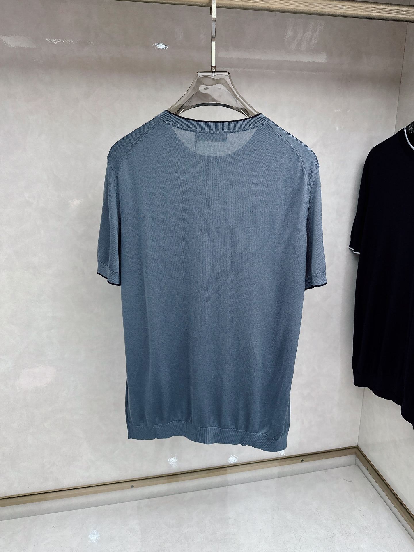 Loro piana 新款针织圆领短袖，意大利工艺镌刻的优雅时尚，优质的材质是时尚的基石。这款衫选用了意