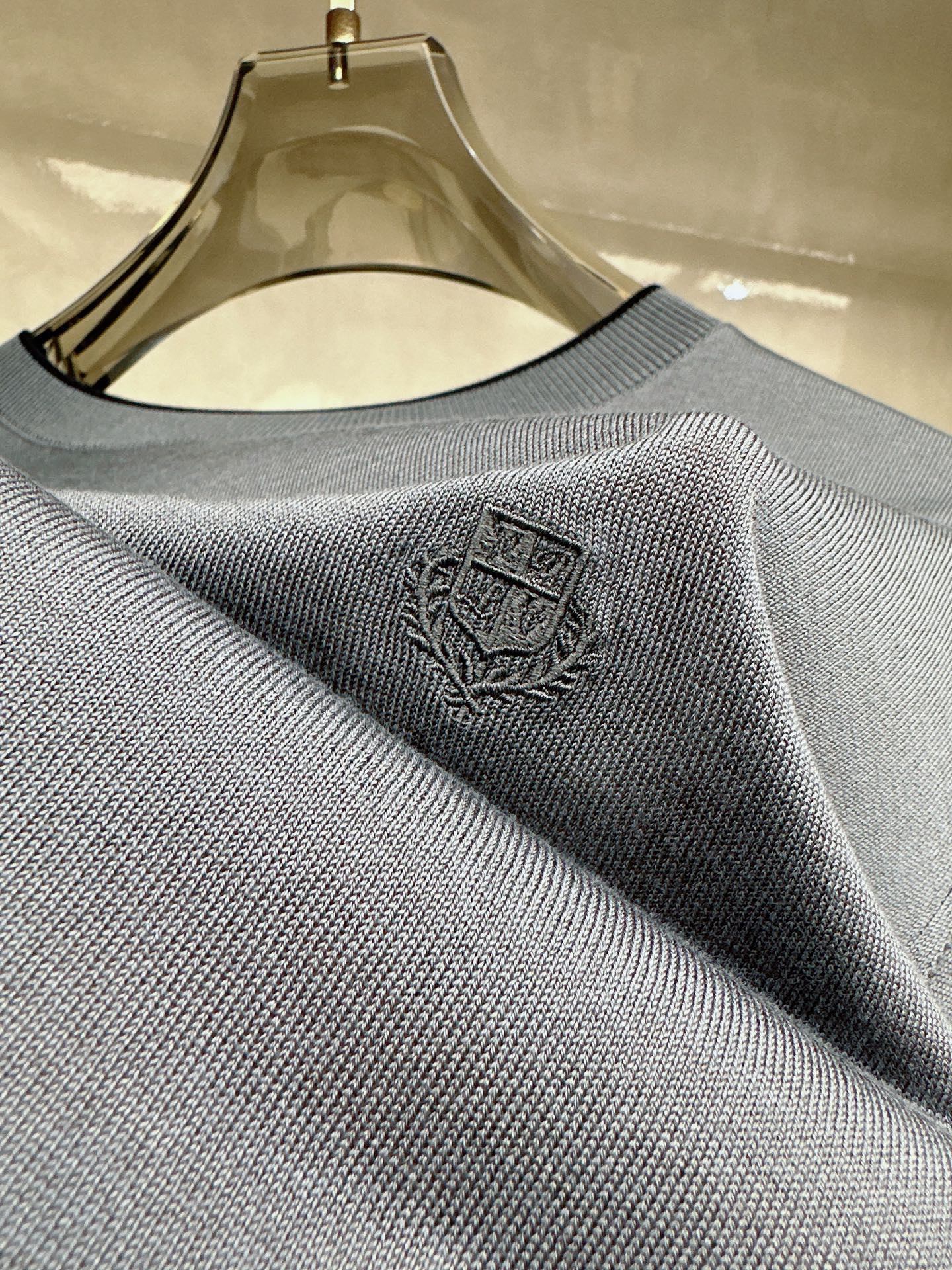Loro piana 新款针织圆领短袖，意大利工艺镌刻的优雅时尚，优质的材质是时尚的基石。这款衫选用了意
