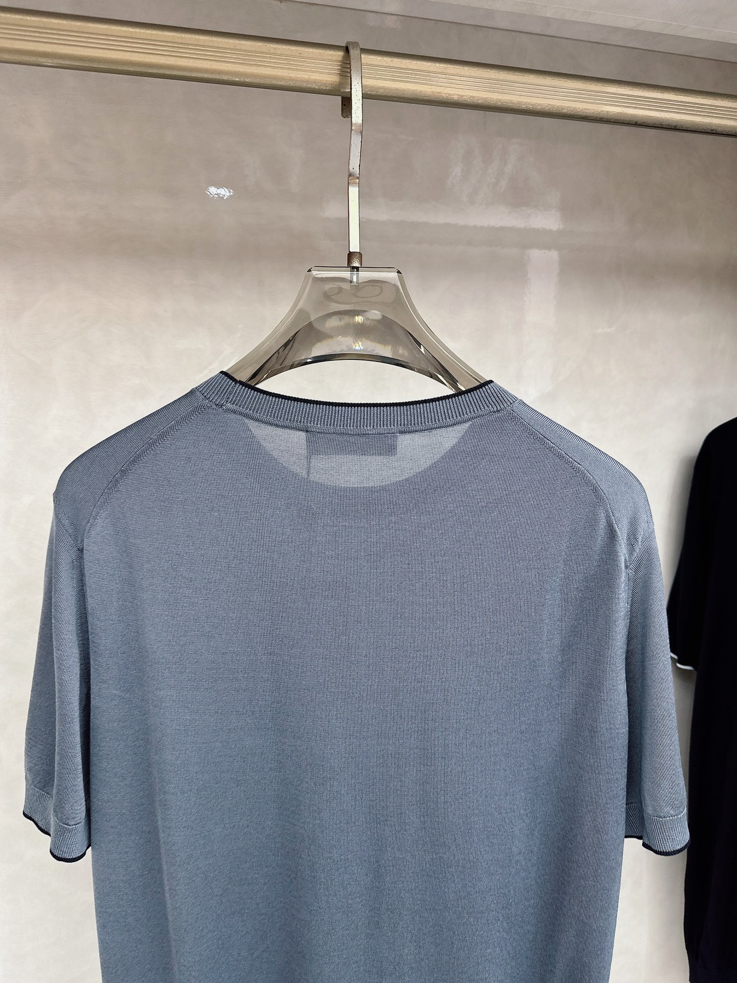 Loro piana 新款针织圆领短袖，意大利工艺镌刻的优雅时尚，优质的材质是时尚的基石。这款衫选用了意