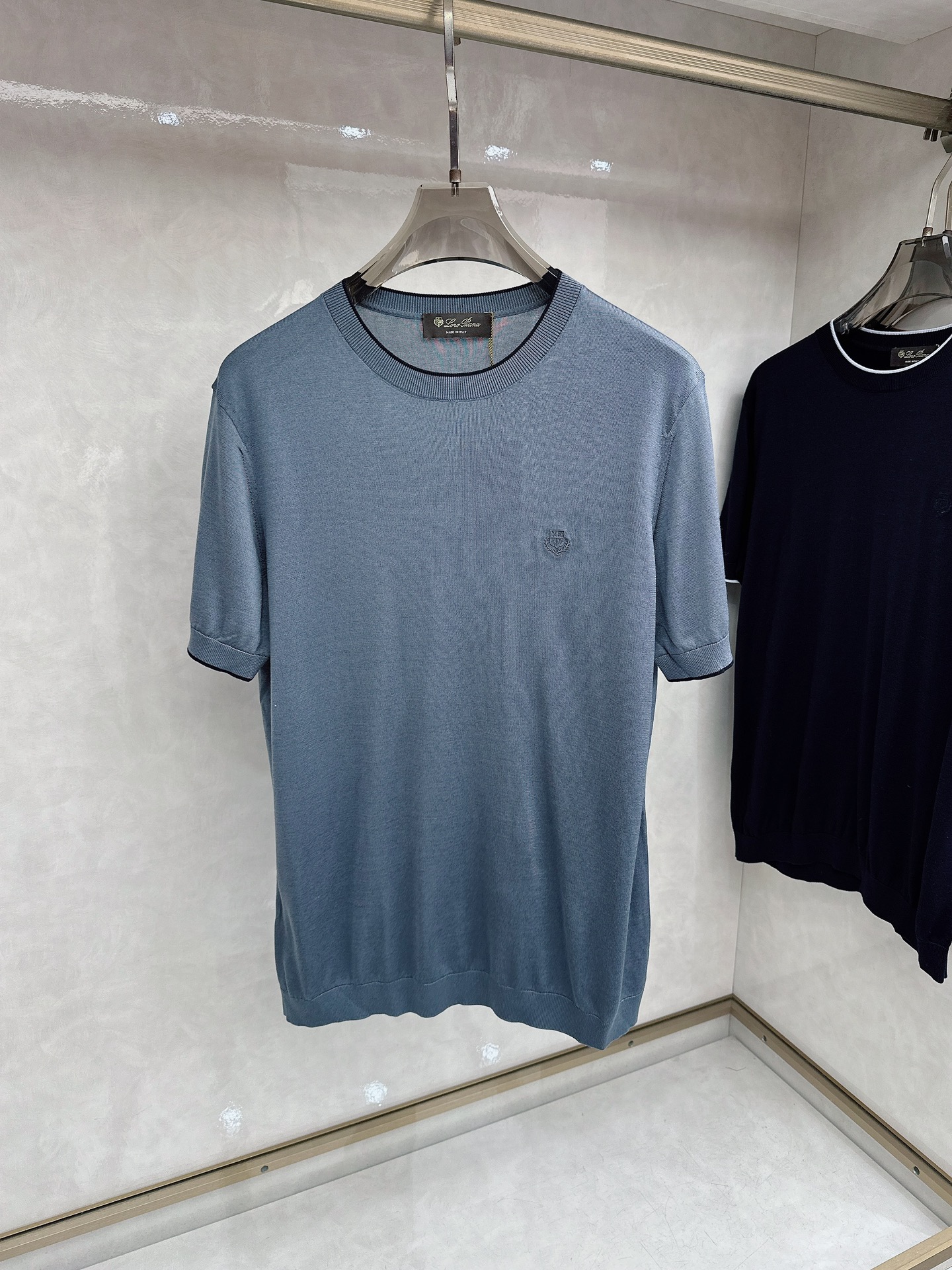 Loro piana 新款针织圆领短袖，意大利工艺镌刻的优雅时尚，优质的材质是时尚的基石。这款衫选用了意