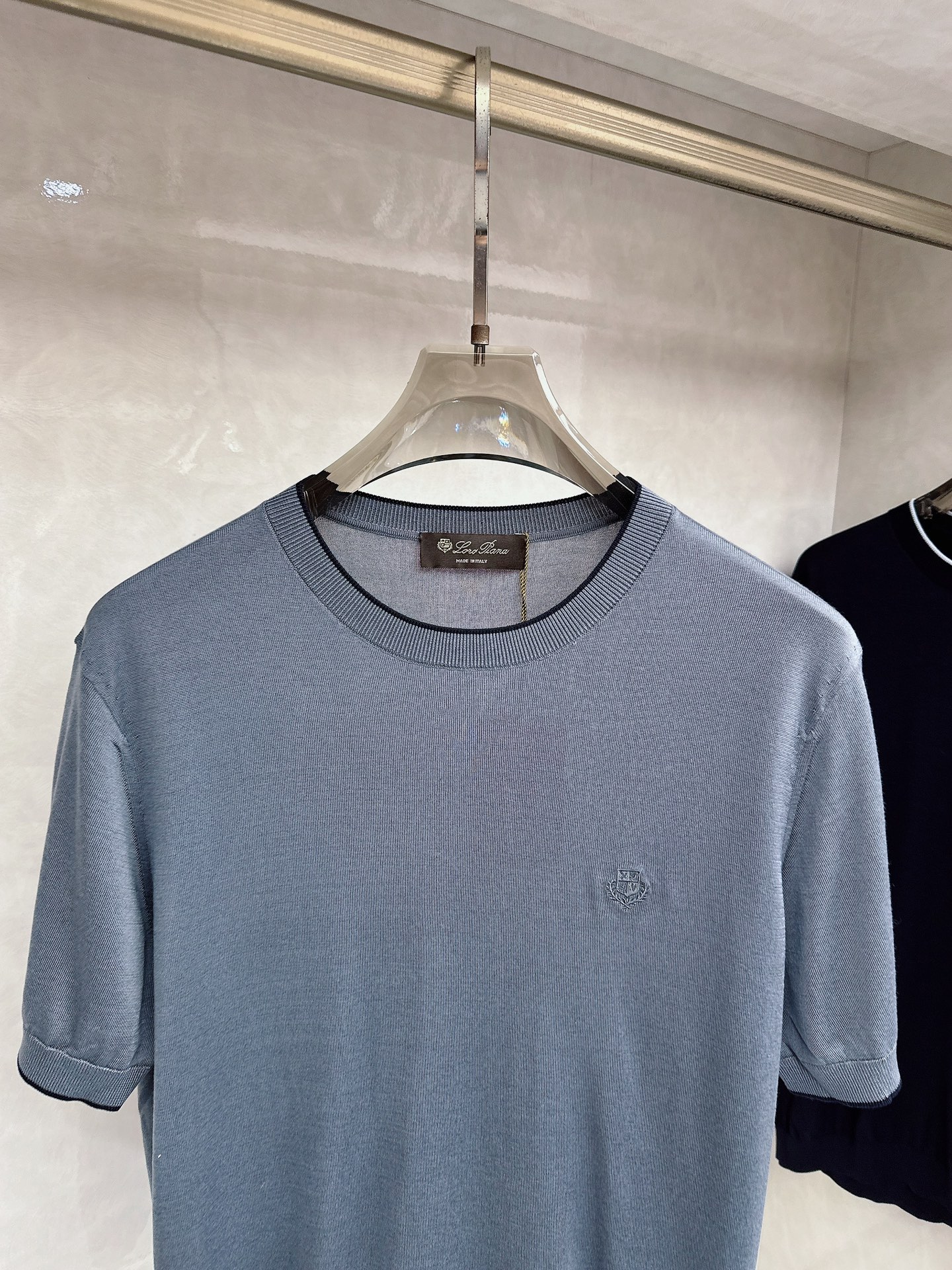 Loro piana 新款针织圆领短袖，意大利工艺镌刻的优雅时尚，优质的材质是时尚的基石。这款衫选用了意