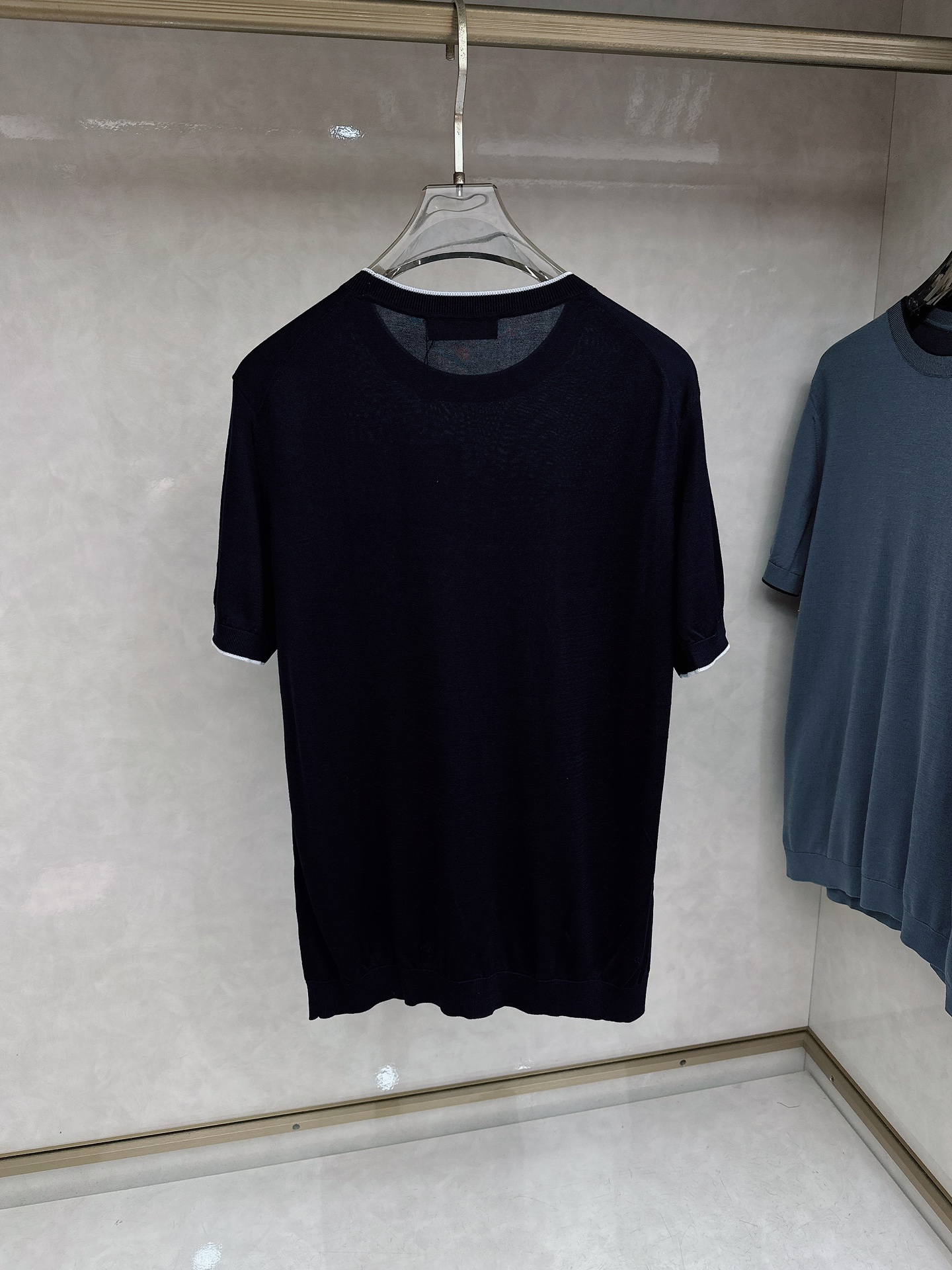 Loro piana 新款针织圆领短袖，意大利工艺镌刻的优雅时尚，优质的材质是时尚的基石。这款衫选用了意