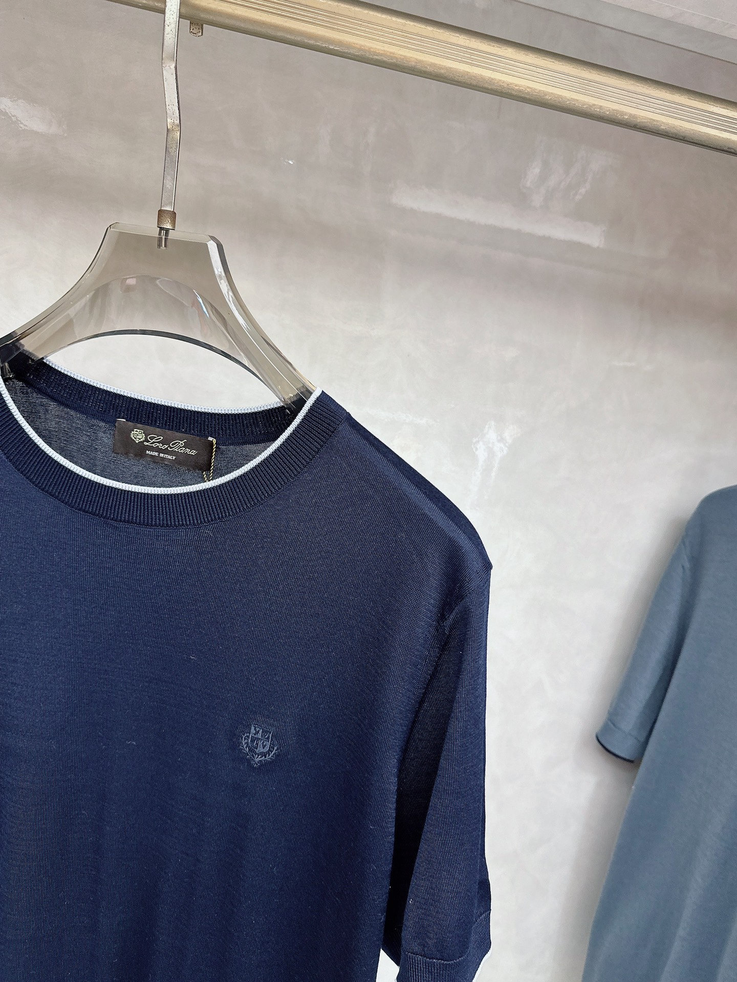 Loro piana 新款针织圆领短袖，意大利工艺镌刻的优雅时尚，优质的材质是时尚的基石。这款衫选用了意
