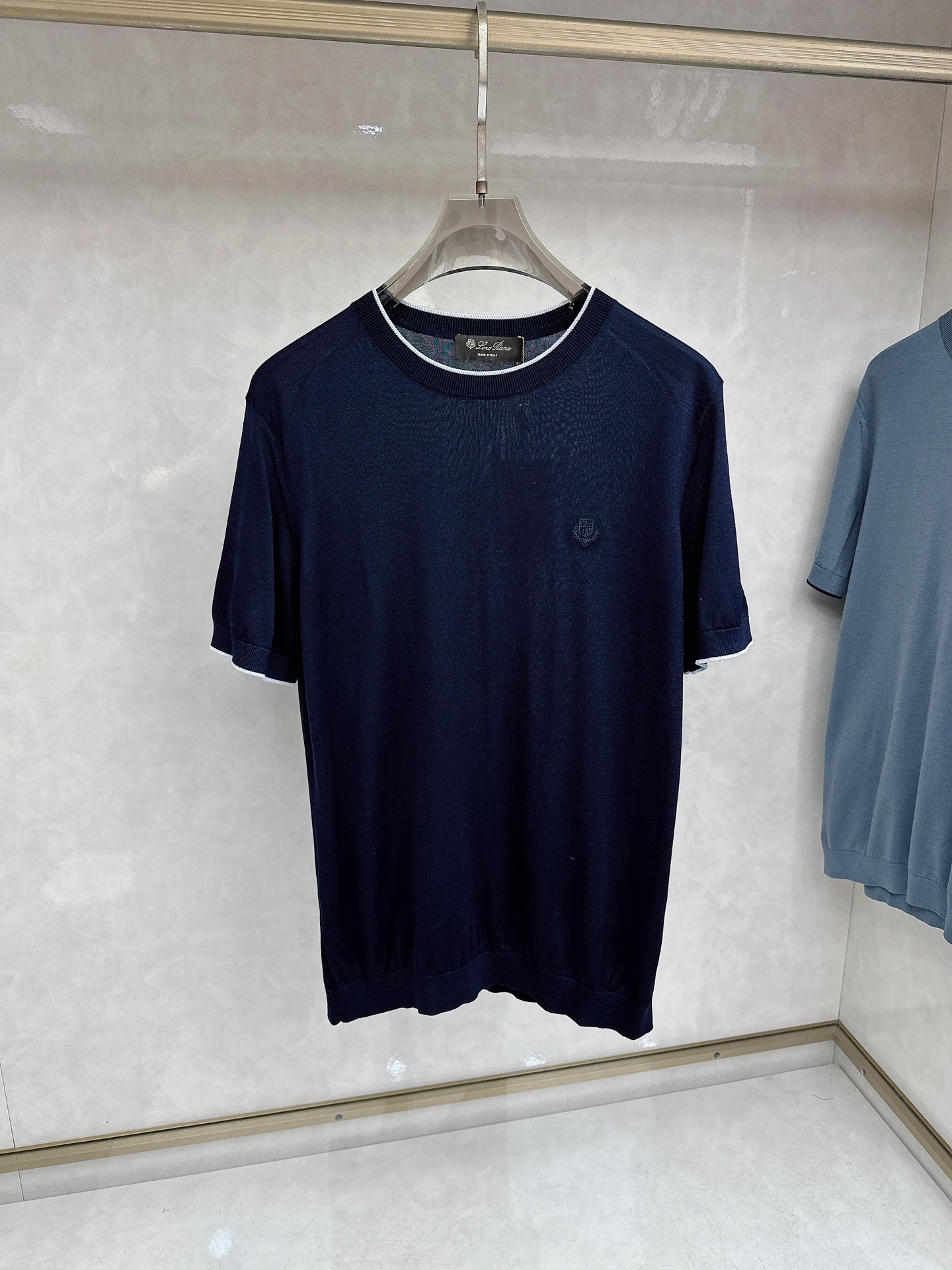 Loro piana 新款针织圆领短袖，意大利工艺镌刻的优雅时尚，优质的材质是时尚的基石。这款衫选用了意