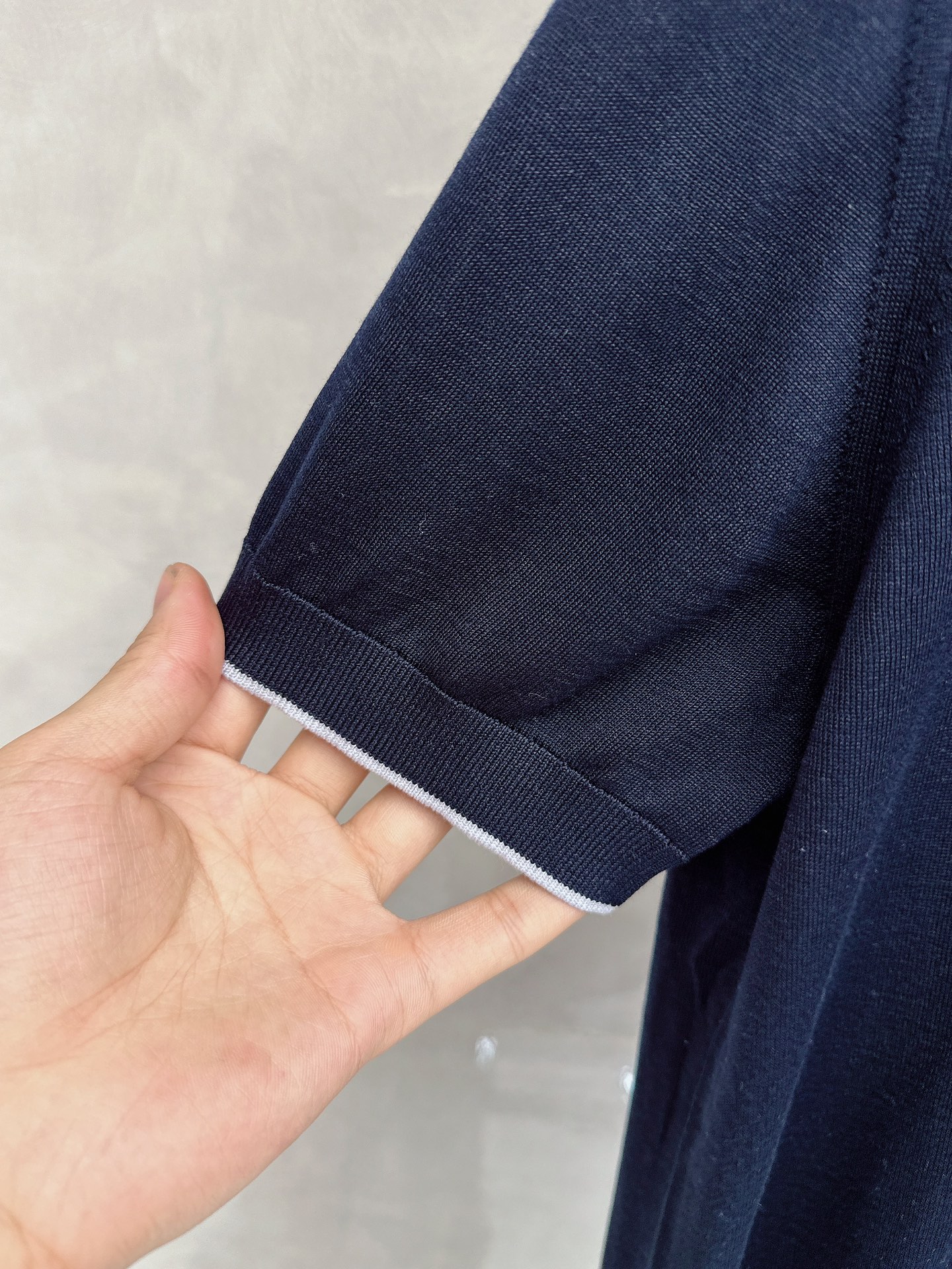 Loro piana 新款针织圆领短袖，意大利工艺镌刻的优雅时尚，优质的材质是时尚的基石。这款衫选用了意