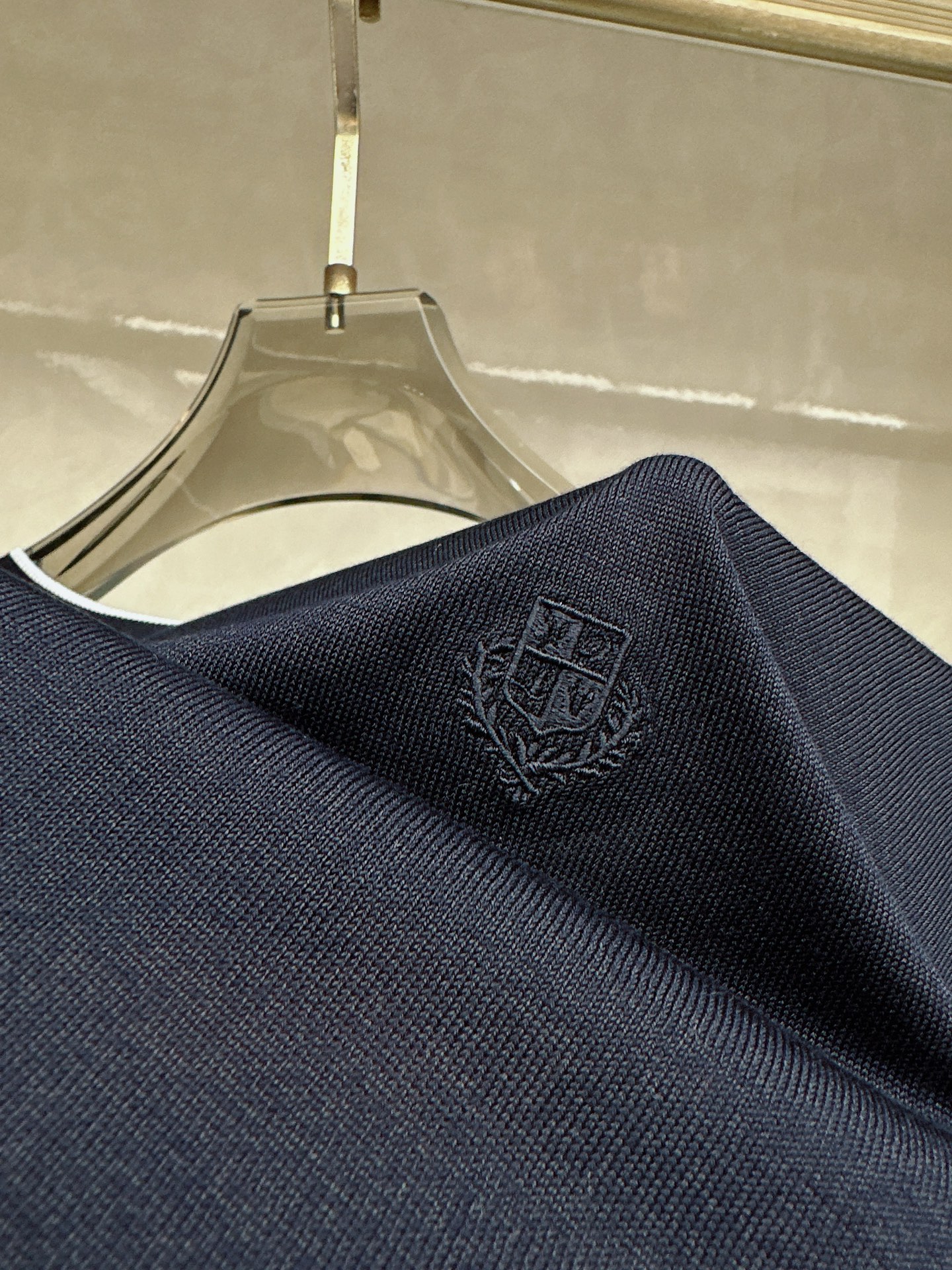Loro piana 新款针织圆领短袖，意大利工艺镌刻的优雅时尚，优质的材质是时尚的基石。这款衫选用了意