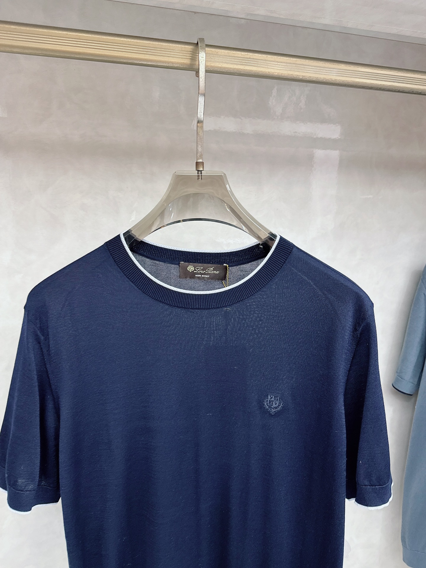 Loro piana 新款针织圆领短袖，意大利工艺镌刻的优雅时尚，优质的材质是时尚的基石。这款衫选用了意