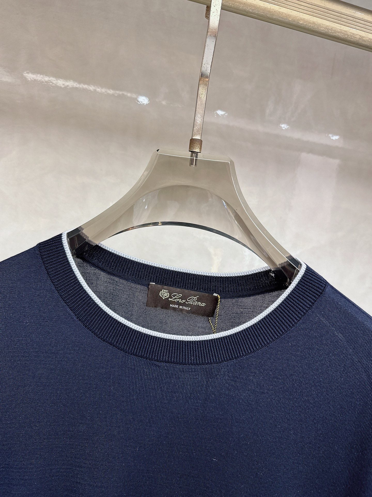 Loro piana 新款针织圆领短袖，意大利工艺镌刻的优雅时尚，优质的材质是时尚的基石。这款衫选用了意