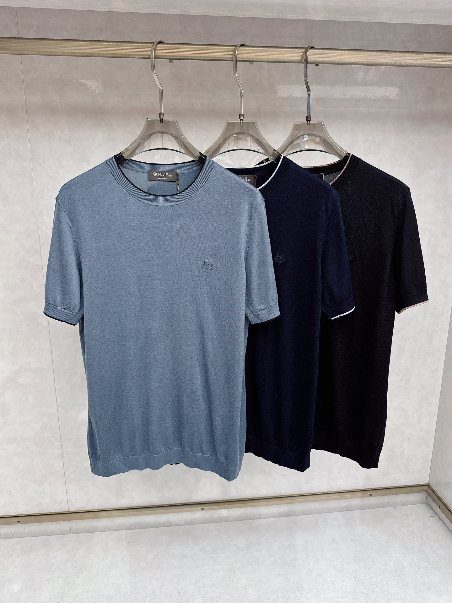 Loro piana 新款针织圆领短袖，意大利工艺镌刻的优雅时尚，优质的材质是时尚的基石。这款衫选用了意
