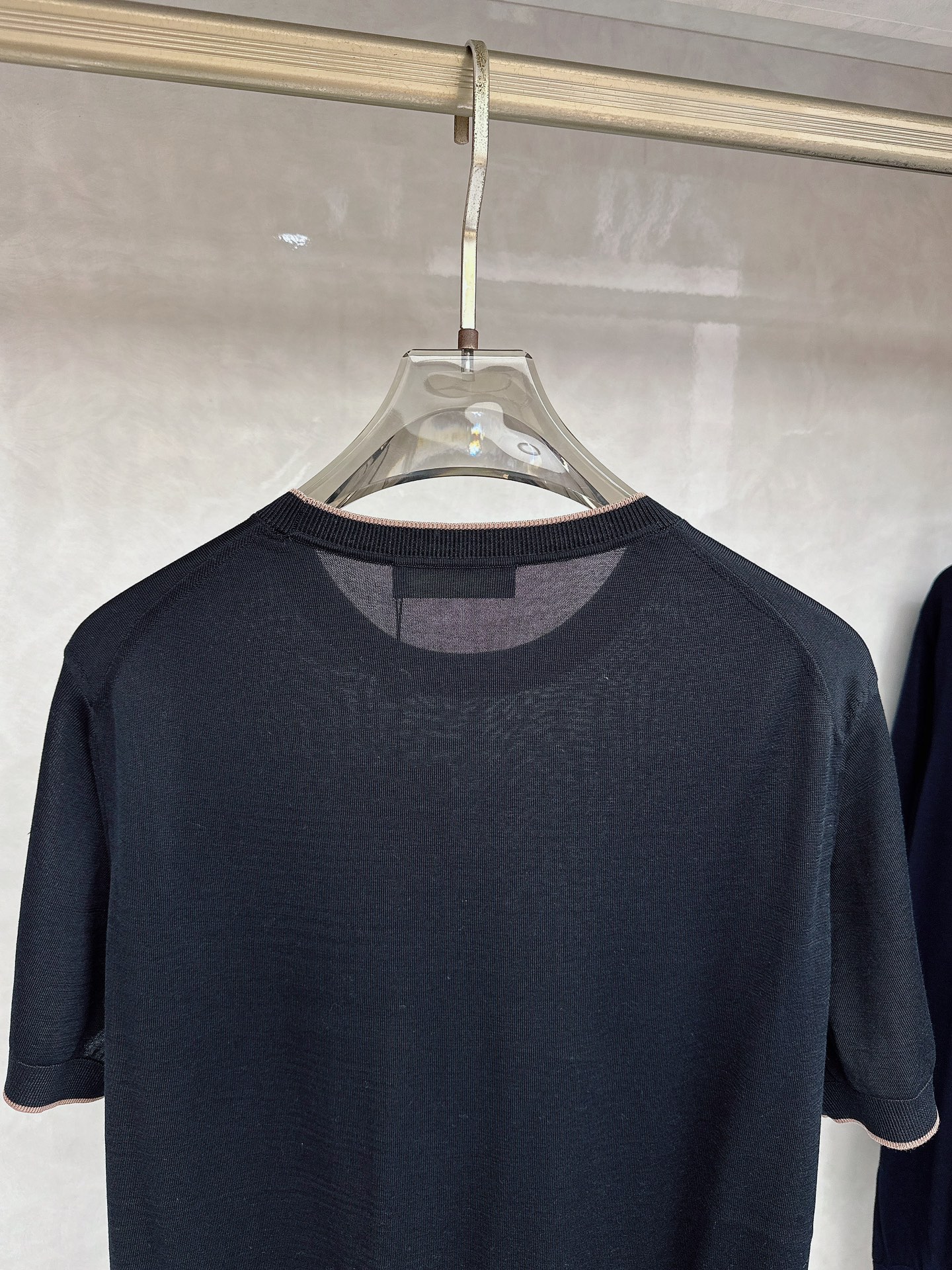 Loro piana 新款针织圆领短袖，意大利工艺镌刻的优雅时尚，优质的材质是时尚的基石。这款衫选用了意