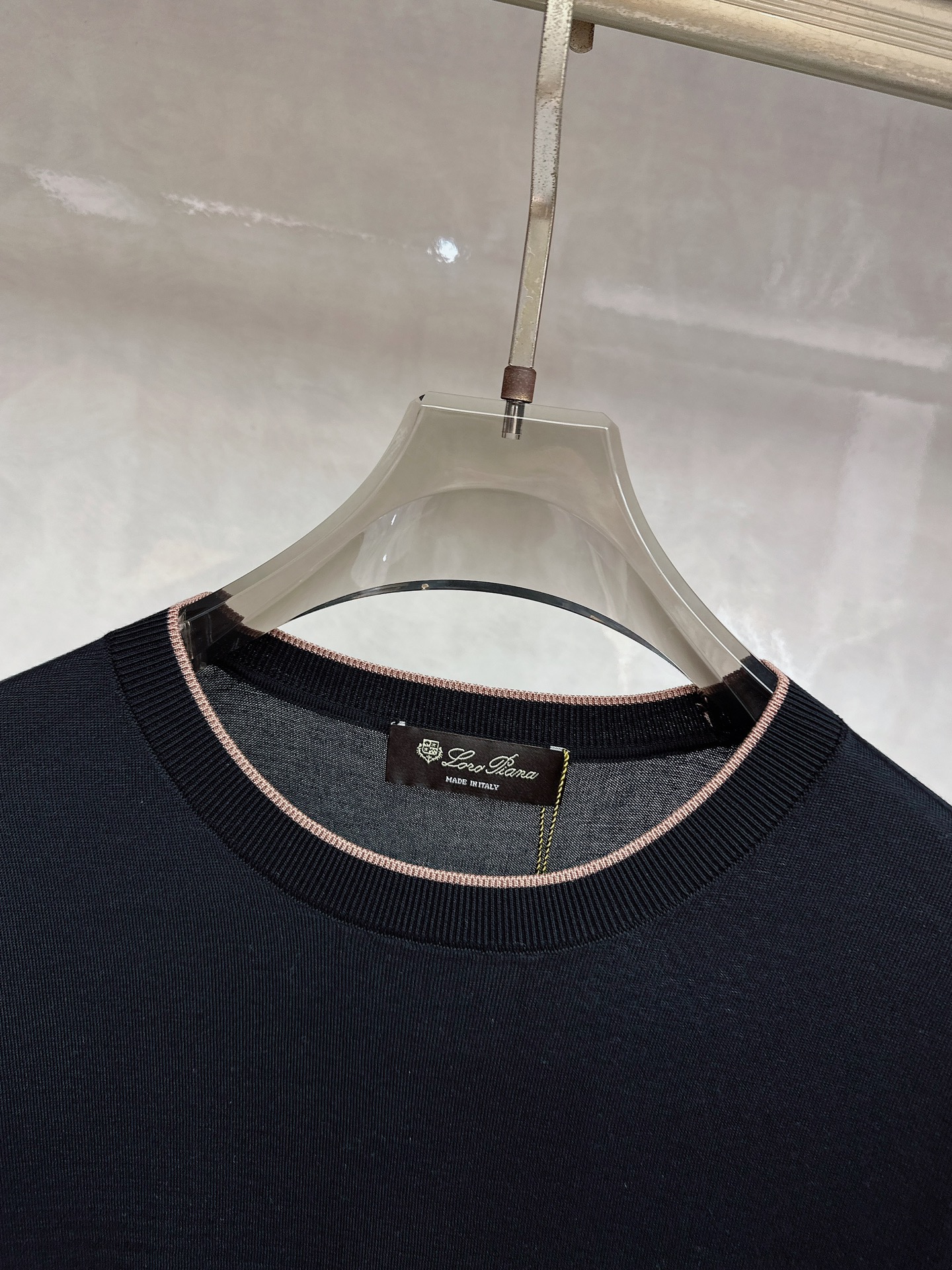 Loro piana 新款针织圆领短袖，意大利工艺镌刻的优雅时尚，优质的材质是时尚的基石。这款衫选用了意
