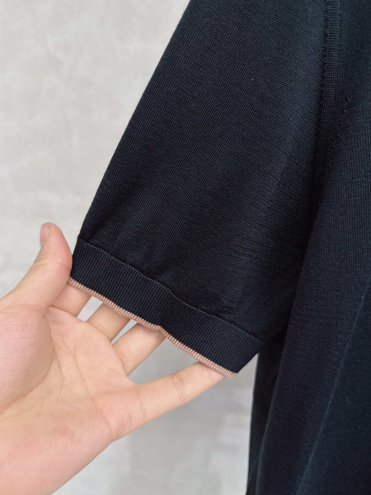 Loro piana 新款针织圆领短袖，意大利工艺镌刻的优雅时尚，优质的材质是时尚的基石。这款衫选用了意