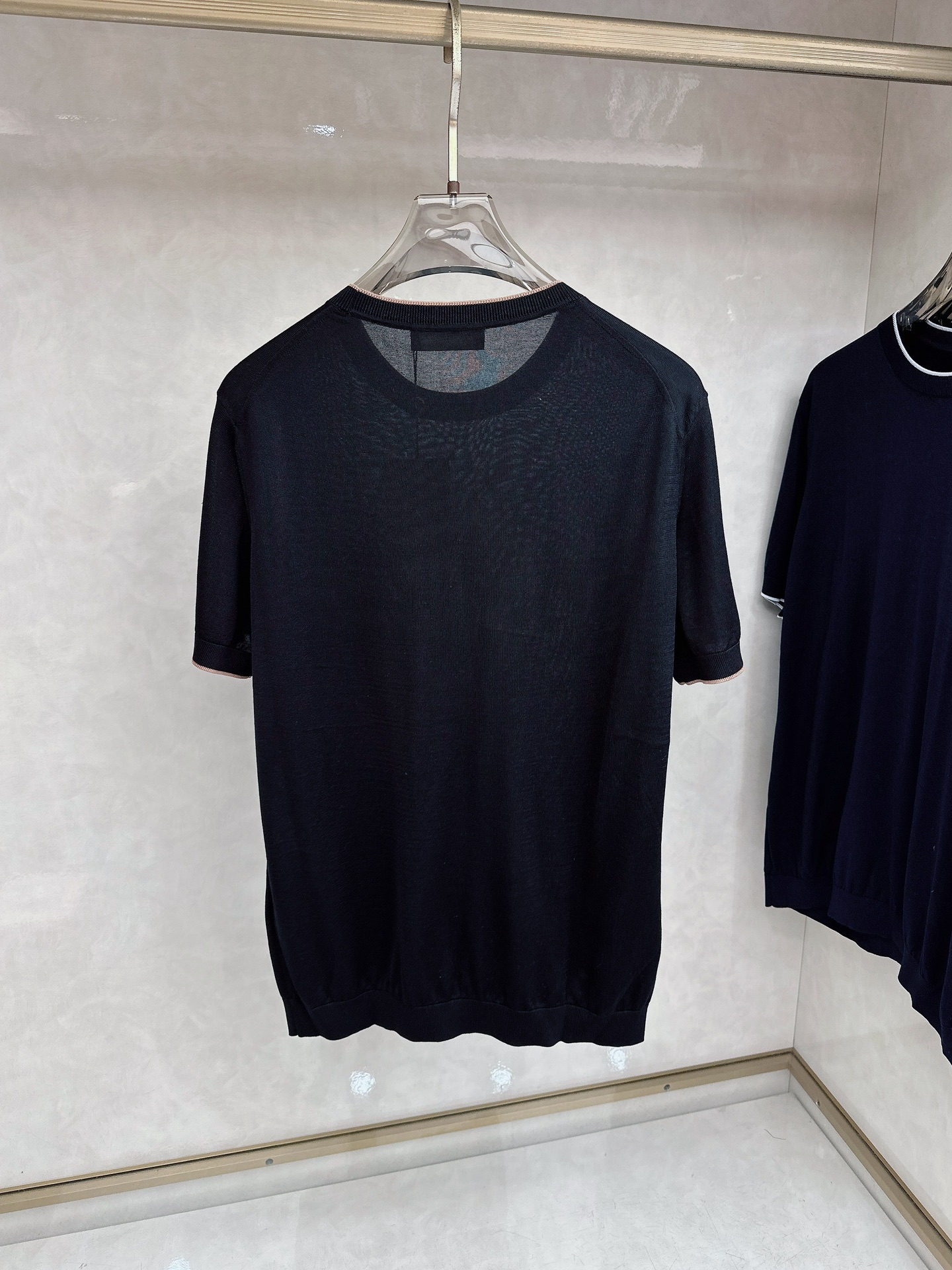 Loro piana 新款针织圆领短袖，意大利工艺镌刻的优雅时尚，优质的材质是时尚的基石。这款衫选用了意