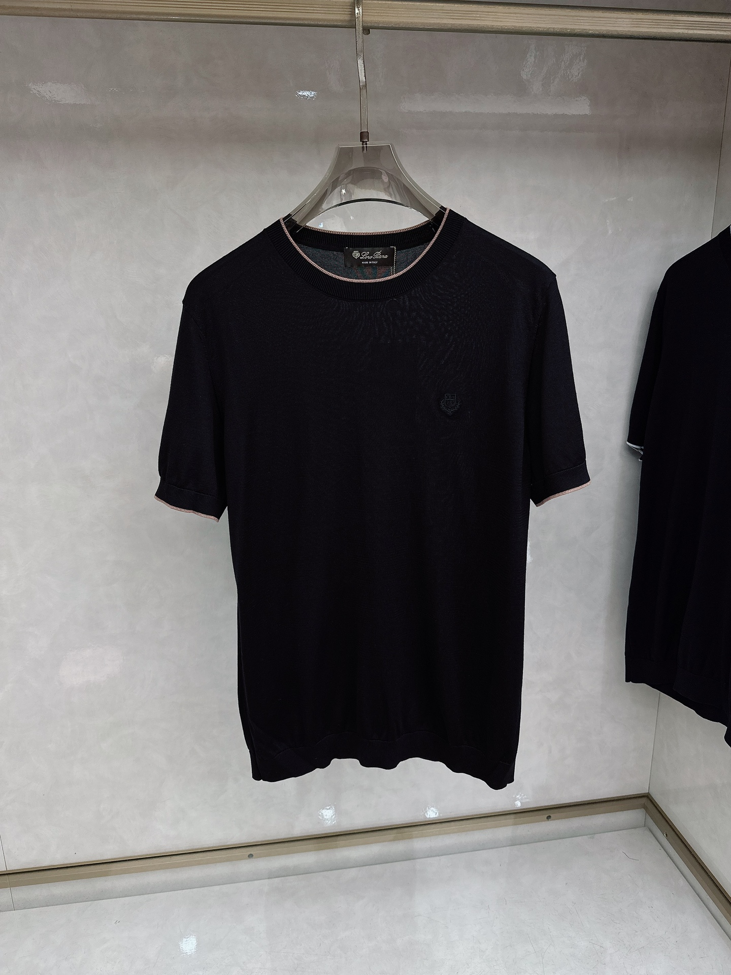 Loro piana 新款针织圆领短袖，意大利工艺镌刻的优雅时尚，优质的材质是时尚的基石。这款衫选用了意