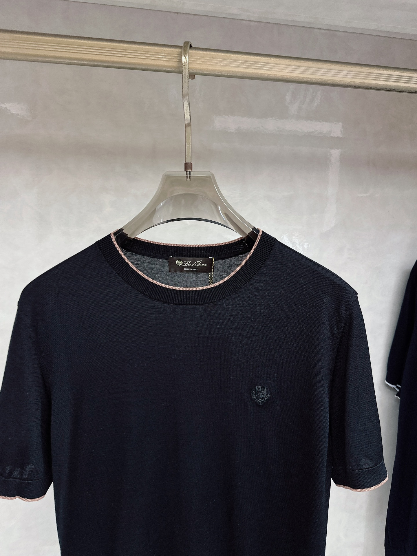 Loro piana 新款针织圆领短袖，意大利工艺镌刻的优雅时尚，优质的材质是时尚的基石。这款衫选用了意