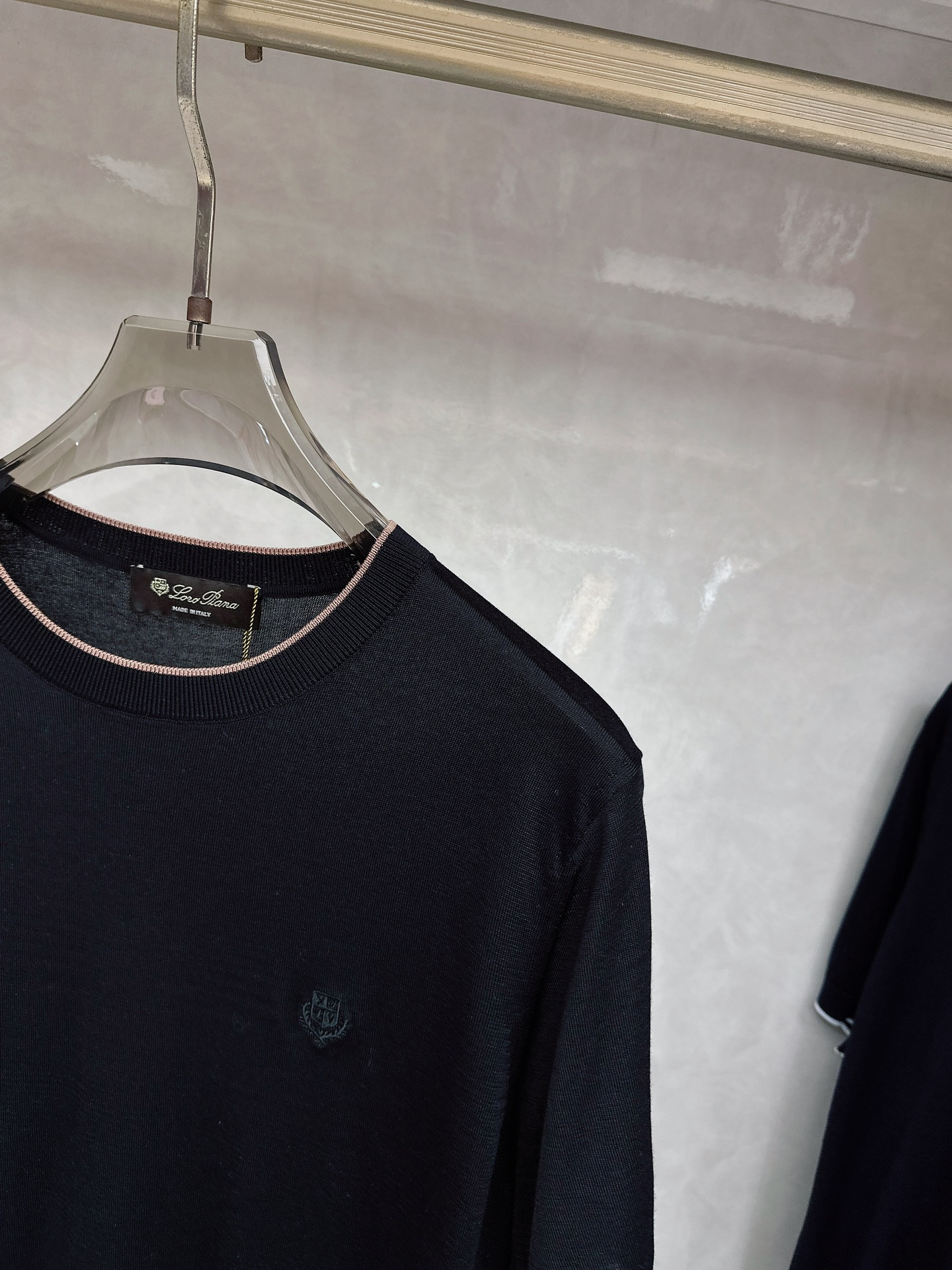Loro piana 新款针织圆领短袖，意大利工艺镌刻的优雅时尚，优质的材质是时尚的基石。这款衫选用了意