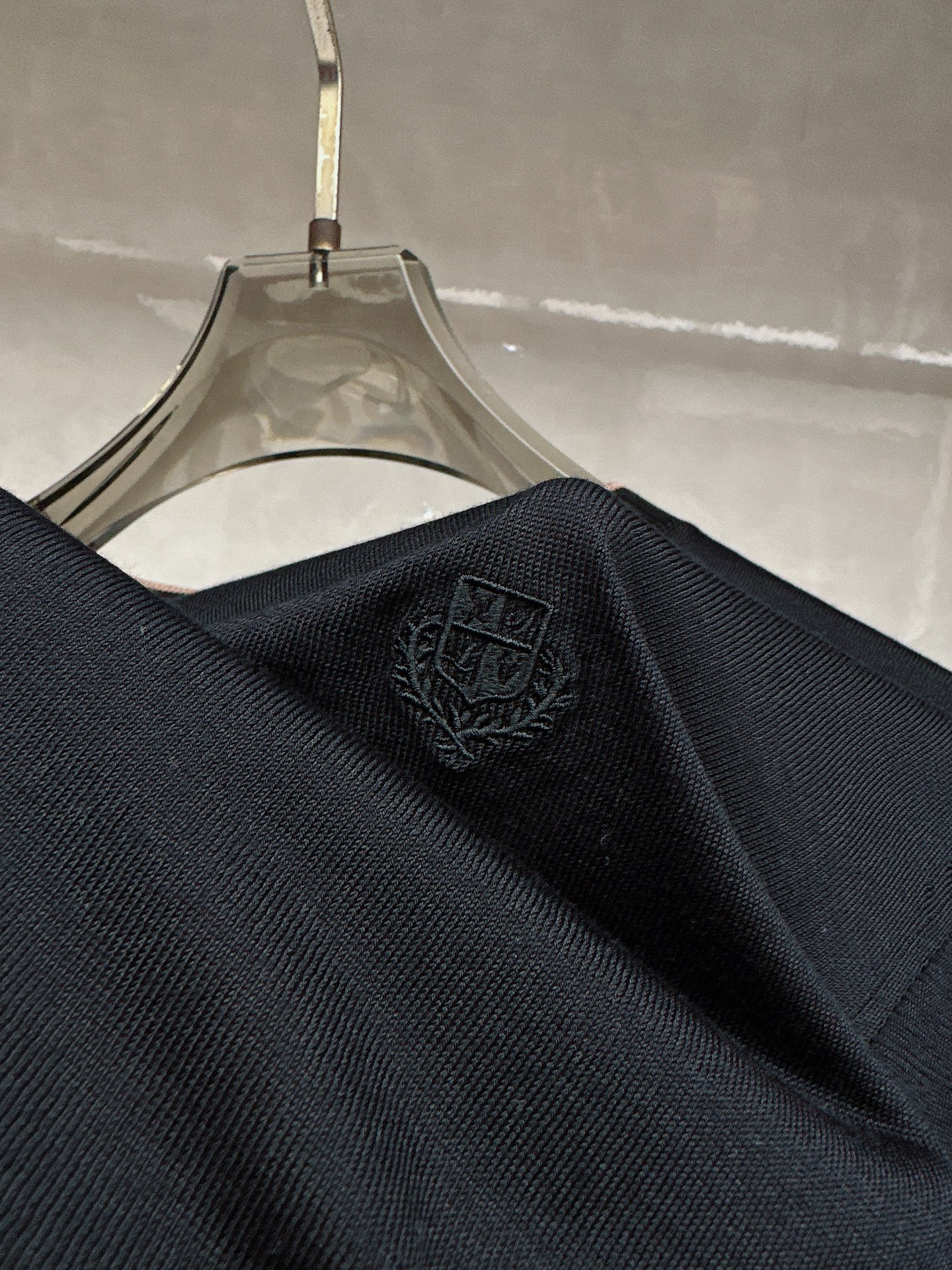 Loro piana 新款针织圆领短袖，意大利工艺镌刻的优雅时尚，优质的材质是时尚的基石。这款衫选用了意