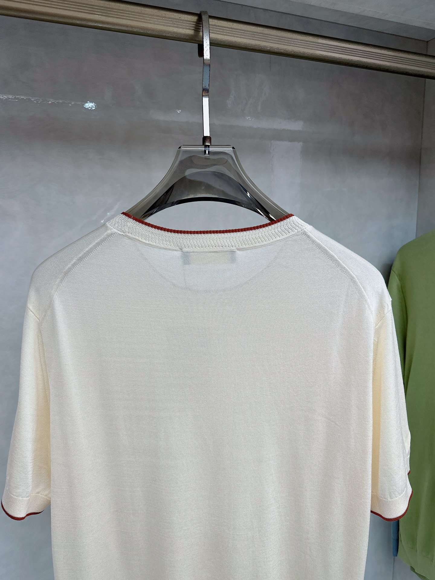 Loro piana 新款针织圆领短袖，意大利工艺镌刻的优雅时尚，优质的材质是时尚的基石。这款衫选用了意