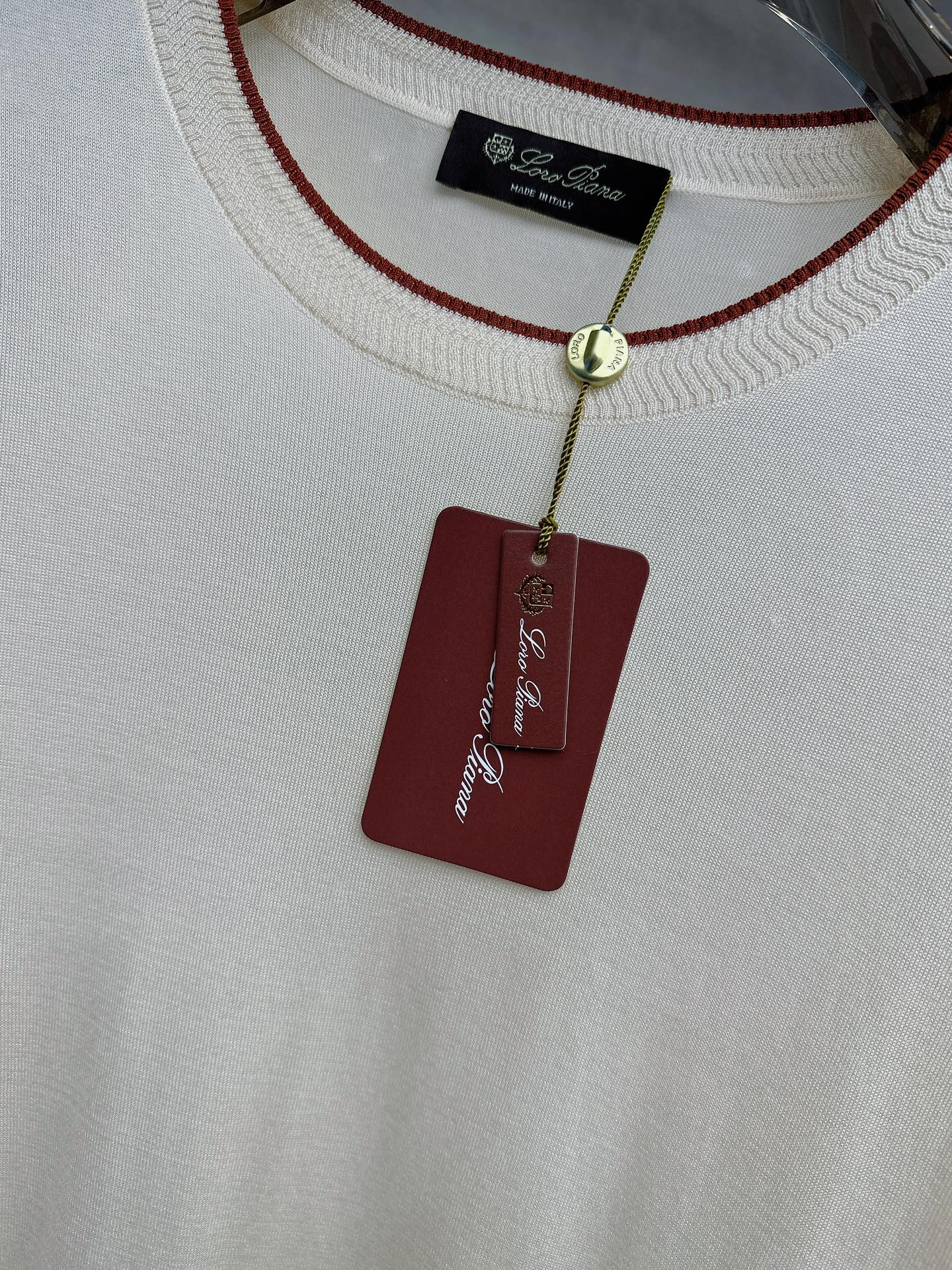 Loro piana 新款针织圆领短袖，意大利工艺镌刻的优雅时尚，优质的材质是时尚的基石。这款衫选用了意