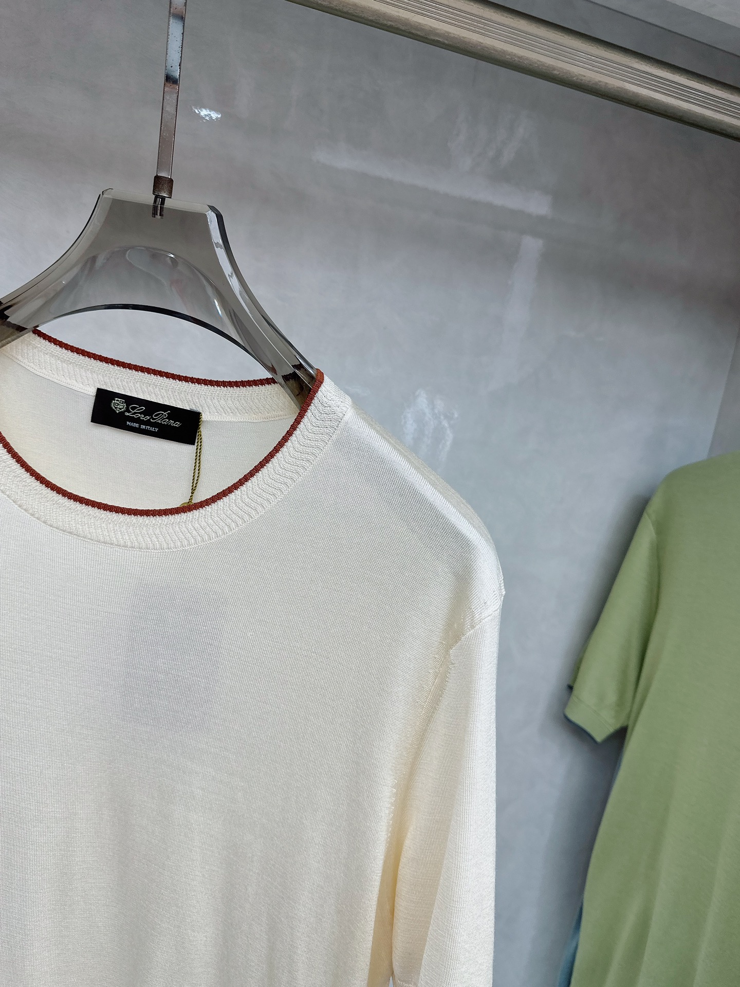 Loro piana 新款针织圆领短袖，意大利工艺镌刻的优雅时尚，优质的材质是时尚的基石。这款衫选用了意