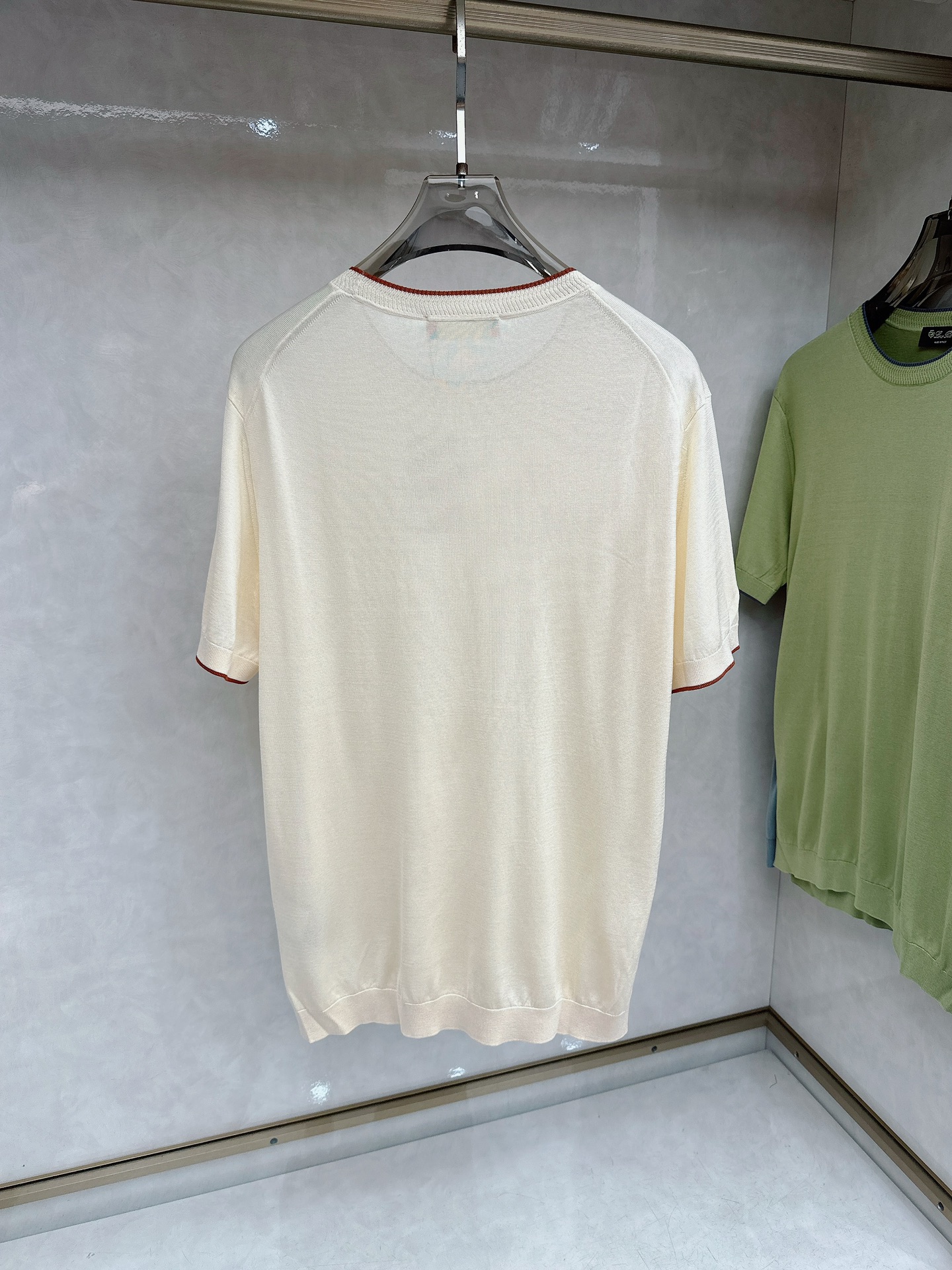 Loro piana 新款针织圆领短袖，意大利工艺镌刻的优雅时尚，优质的材质是时尚的基石。这款衫选用了意