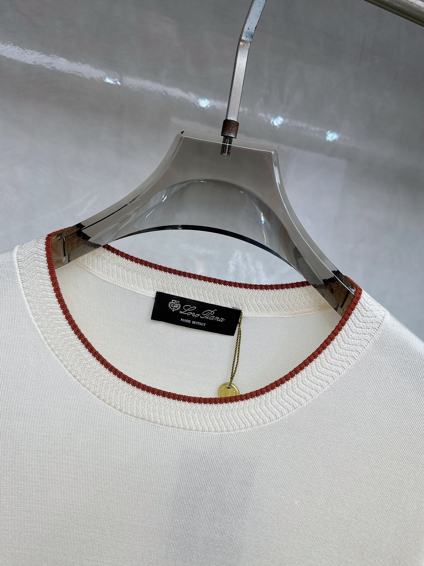 Loro piana 新款针织圆领短袖，意大利工艺镌刻的优雅时尚，优质的材质是时尚的基石。这款衫选用了意