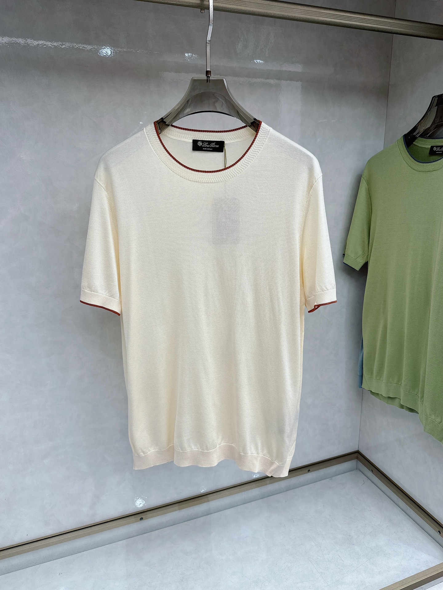 Loro piana 新款针织圆领短袖，意大利工艺镌刻的优雅时尚，优质的材质是时尚的基石。这款衫选用了意