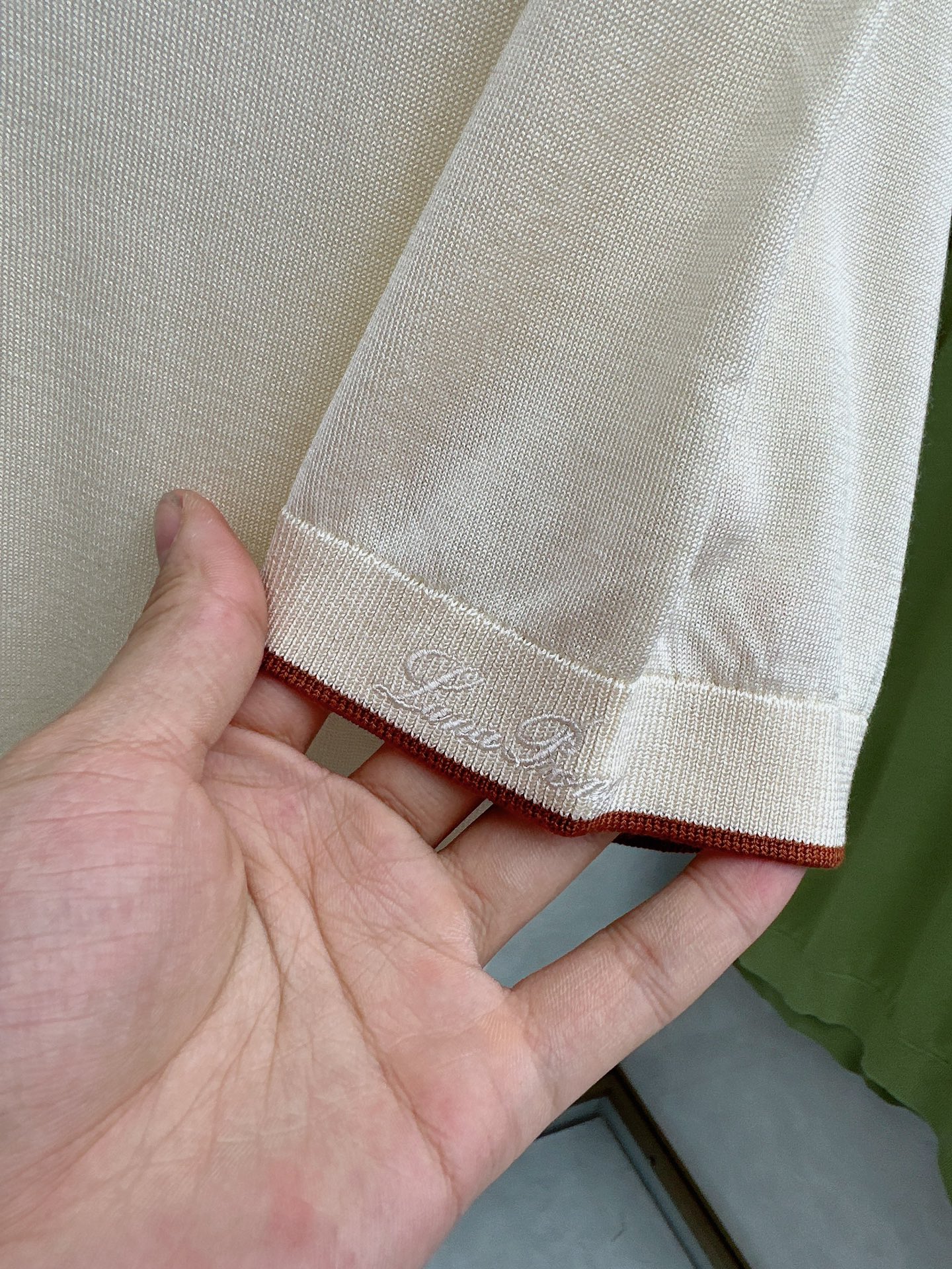 Loro piana 新款针织圆领短袖，意大利工艺镌刻的优雅时尚，优质的材质是时尚的基石。这款衫选用了意